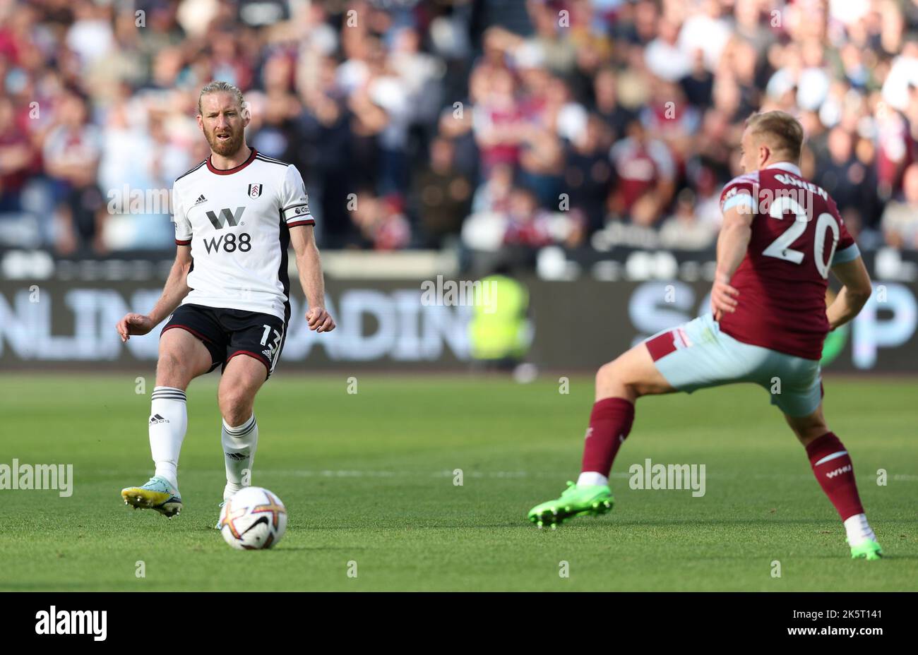 Tim Ream de Fulham joue un ballon à travers pendant le match de première ligue entre West Ham United et Fulham au stade de Londres. 9th octobre 2022 Banque D'Images