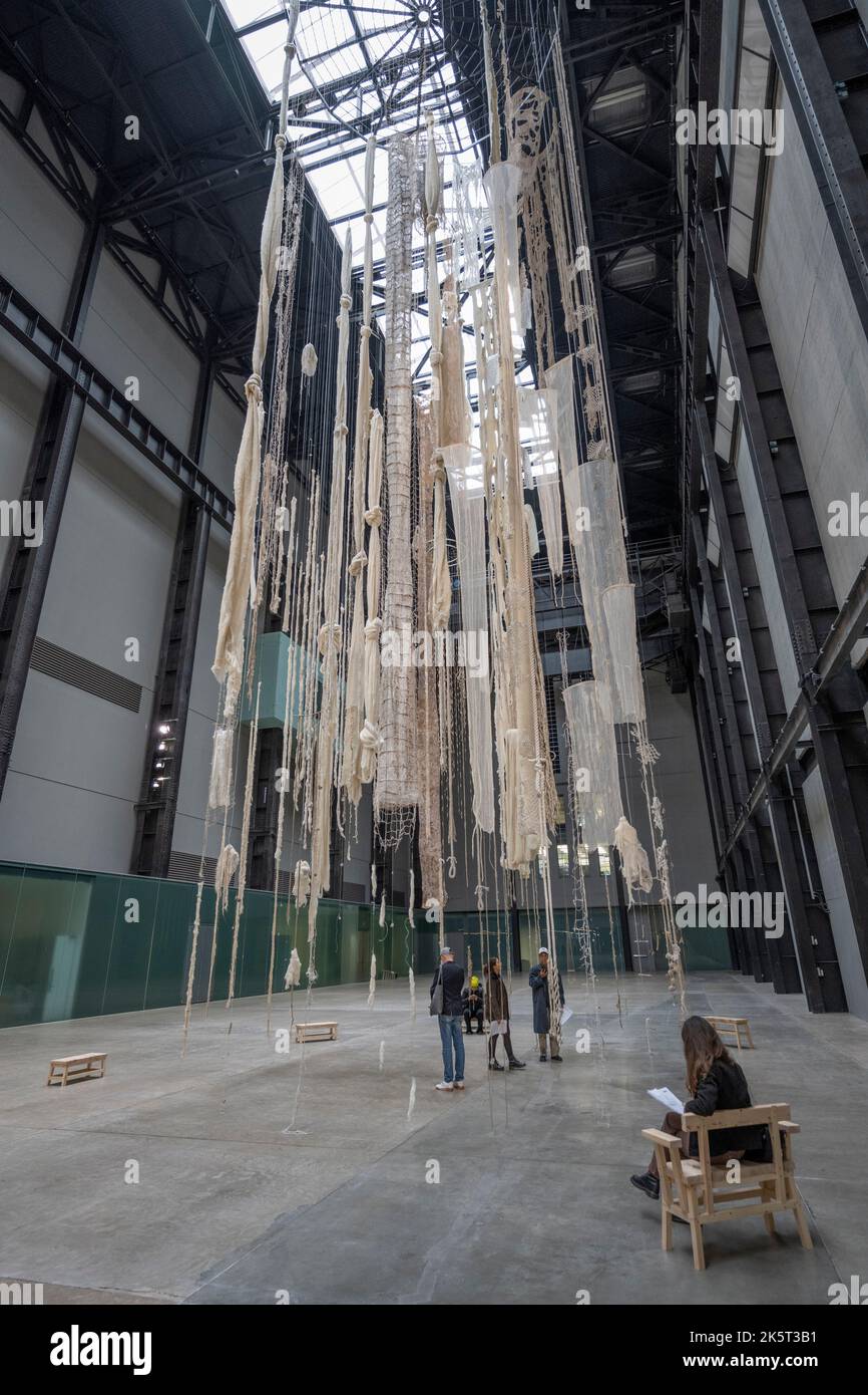 Tate Modern, Londres, Royaume-Uni. 10 octobre 2022. Une nouvelle œuvre sculpturale dans les environs emblématiques du turbine Hall de Tate Modern est dévoilée. Cette installation ambitieuse a été conçue par l'artiste Cecilia Vicuña pour la Commission Hyundai 2022 et se déroulera du 11 octobre 2022-16 avril 2023. Crédit : Malcolm Park/Alay Live News Banque D'Images