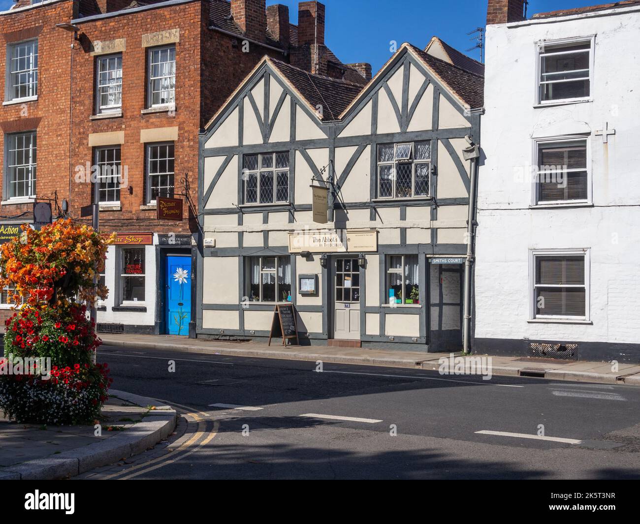 Vue sur la rue, avec des bâtiments historiques, dans le centre-ville de Tewksbury, Gloucestershire, Royaume-Uni Banque D'Images