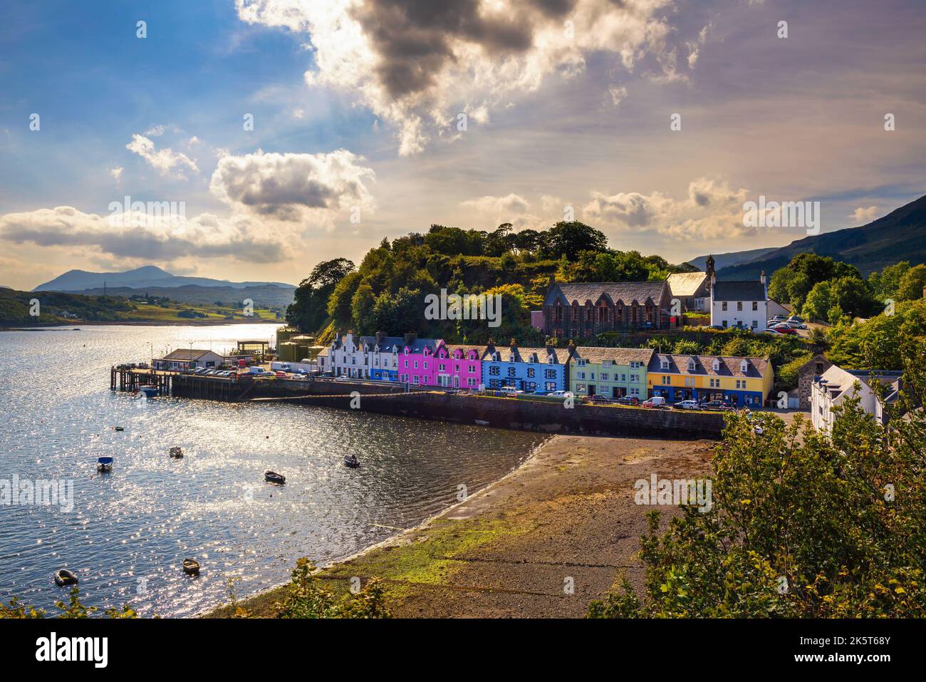 Maisons colorées de Portree Harbour sur l'île de Skye en Écosse, Royaume-Uni Banque D'Images