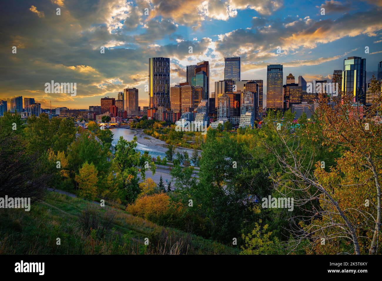 Coucher de soleil au-dessus des gratte-ciel de Calgary avec la rivière Bow, Canada Banque D'Images