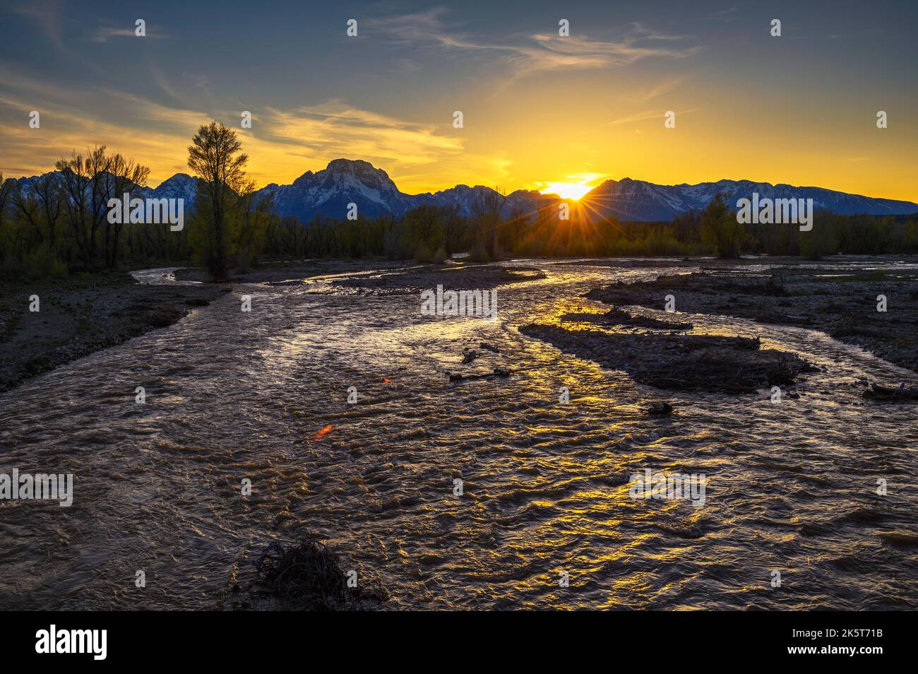 Coucher de soleil au-dessus du ruisseau dans la forêt des montagnes de Grand Teton dans le Wyoming Banque D'Images