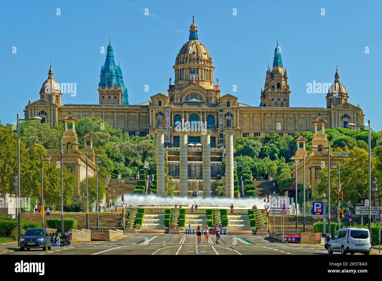 Palais national de Montjuïc et fontaines à Barcelone, Espagne. Banque D'Images