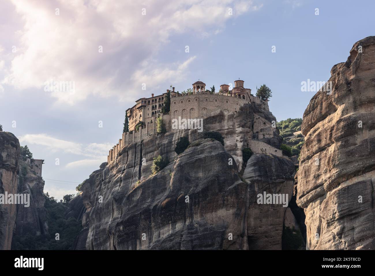 Le monastère Saint-Varlaam aux rayons du soleil couchant. Meteora, Grèce Banque D'Images