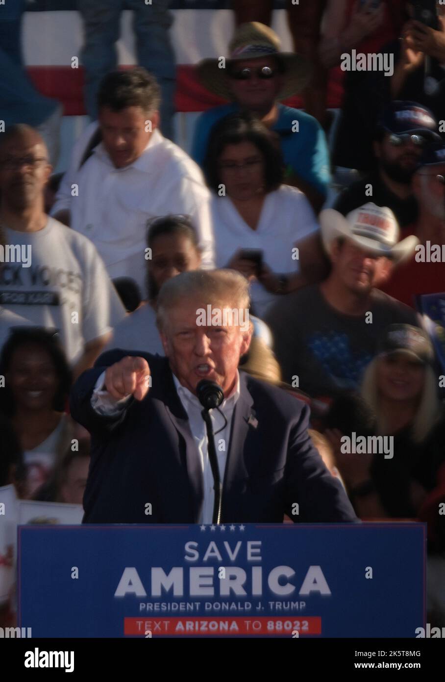 Mesa, Arizona, États-Unis. 9th octobre 2022. L'ancien président Donald Trump se présente à Mesa, en Arizona, pour faire campagne et soutenir les candidats d'America First aux prochaines élections de mi-mandat. Tous les candidats républicains à la fonction à l'échelle de l'État ainsi que le Sénat en Arizona, où ils ont reçu l'aval de Trump et ont remporté la nomination de leur parti aux élections générales. Les élections sont considérées comme un test limus pour que Trump maintienne le parti républicain. La plupart des principaux gagnants à l'échelle du pays ont été approuvés par Trump, mais il reste à voir s'ils peuvent gagner lors de l'élection de 8 novembre. Crédit : ZUMA Press, Inc./Alay Live News Banque D'Images