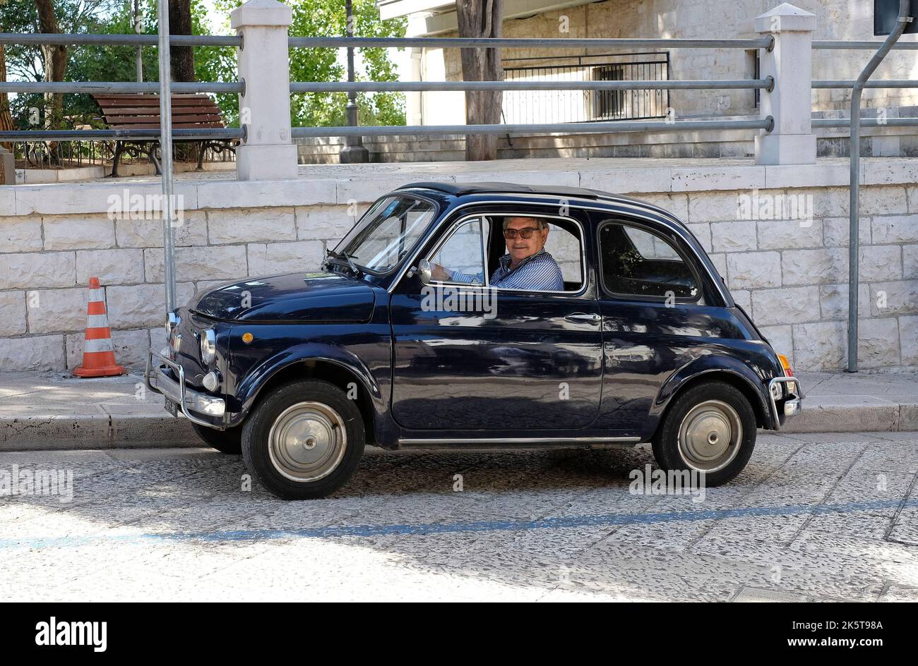 original fiat 500 motor car dans la rue, locorotondo, puglia, sud de l'italie Banque D'Images