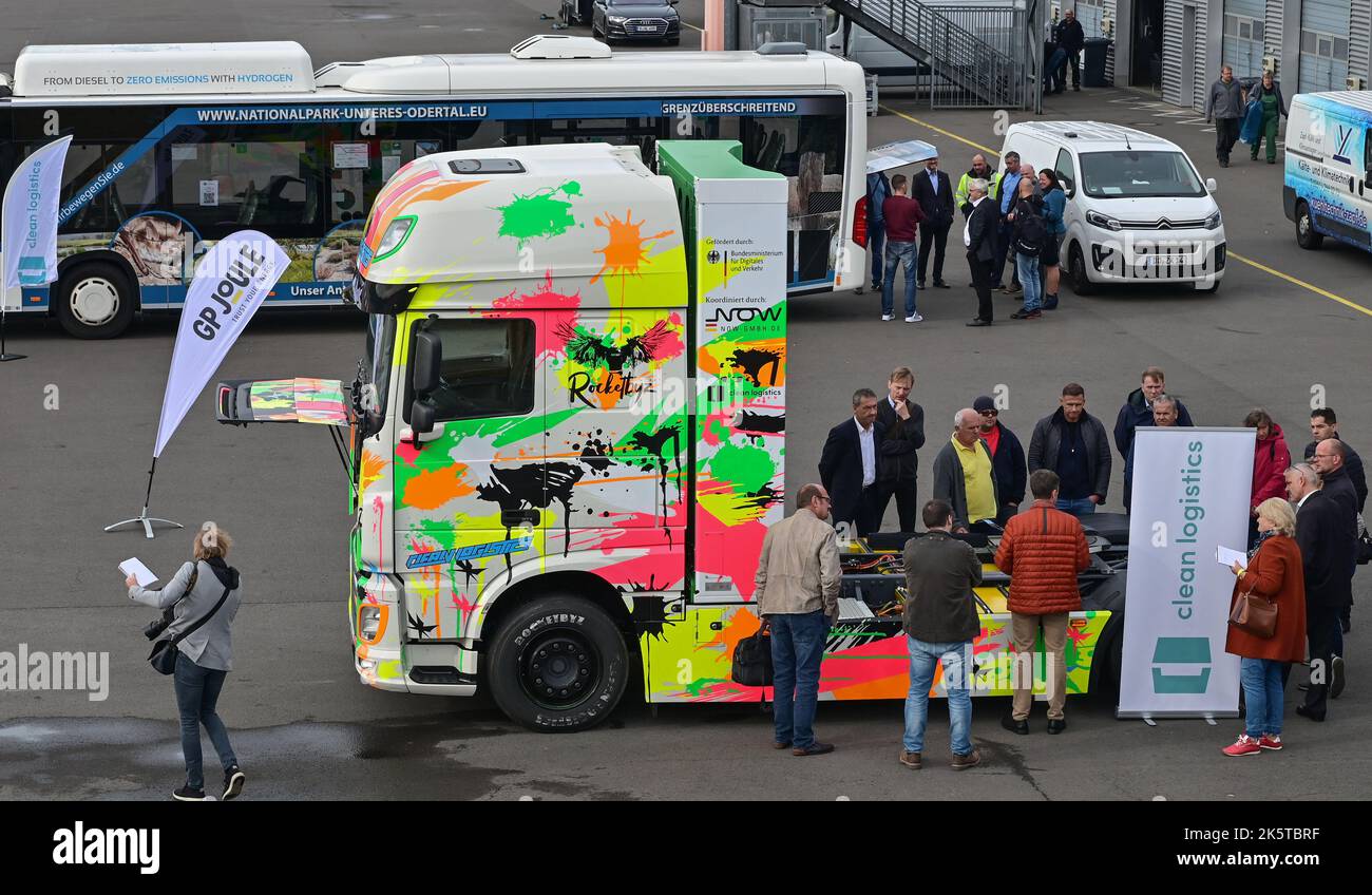 10 octobre 2022, Brandenburg, Klettwitz: Un camion et derrière lui un bus à pile à combustible peut être vu à la Dekra Lausitzring. Avec le bus à hydrogène ainsi que le fabricant de camions Clean Logistics, la Chambre d'industrie et de commerce de Cottbus (IHK), Steinbock Energie, Terravent Investments et la société de transition énergétique GP Joule, Il a été démontré le même jour au Lausitzring comment 100 pour cent de la mobilité verte de l'hydrogène est déjà possible aujourd'hui. Près de 50 invités des compagnies d'expédition de fret et de logistique, des opérateurs de transport et des politiciens locaux ont profité de l'occasion pour obtenir Banque D'Images 10 octobre 2022, Brandenburg, Klettwitz: Un camion et derrière lui un bus à pile à combustible peut être vu à la Dekra Lausitzring. Avec le bus à hydrogène ainsi que le fabricant de camions Clean Logistics, la Chambre d'industrie et de commerce de Cottbus (IHK), Steinbock Energie, Terravent Investments et la société de transition énergétique GP Joule, Il a été démontré le même jour au Lausitzring comment 100 pour cent de la mobilité verte de l'hydrogène est déjà possible aujourd'hui. Près de 50 invités des compagnies d'expédition de fret et de logistique, des opérateurs de transport et des politiciens locaux ont profité de l'occasion pour obtenir Banque D'Images