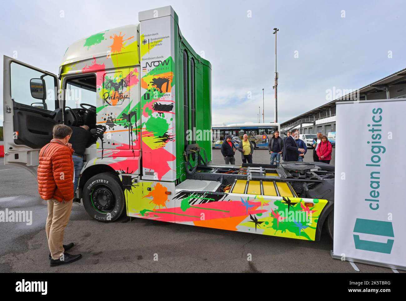 10 octobre 2022, Brandenburg, Klettwitz: Un camion et derrière lui un bus à pile à combustible peut être vu à la Dekra Lausitzring. Avec le bus à hydrogène ainsi que le fabricant de camions Clean Logistics, la Chambre d'industrie et de commerce de Cottbus (IHK), Steinbock Energie, Terravent Investments et la société de transition énergétique GP Joule, Il a été démontré le même jour au Lausitzring comment 100 pour cent de la mobilité verte de l'hydrogène est déjà possible aujourd'hui. Près de 50 invités des compagnies d'expédition de fret et de logistique, des opérateurs de transport et des politiciens locaux ont profité de l'occasion pour obtenir Banque D'Images 10 octobre 2022, Brandenburg, Klettwitz: Un camion et derrière lui un bus à pile à combustible peut être vu à la Dekra Lausitzring. Avec le bus à hydrogène ainsi que le fabricant de camions Clean Logistics, la Chambre d'industrie et de commerce de Cottbus (IHK), Steinbock Energie, Terravent Investments et la société de transition énergétique GP Joule, Il a été démontré le même jour au Lausitzring comment 100 pour cent de la mobilité verte de l'hydrogène est déjà possible aujourd'hui. Près de 50 invités des compagnies d'expédition de fret et de logistique, des opérateurs de transport et des politiciens locaux ont profité de l'occasion pour obtenir Banque D'Images