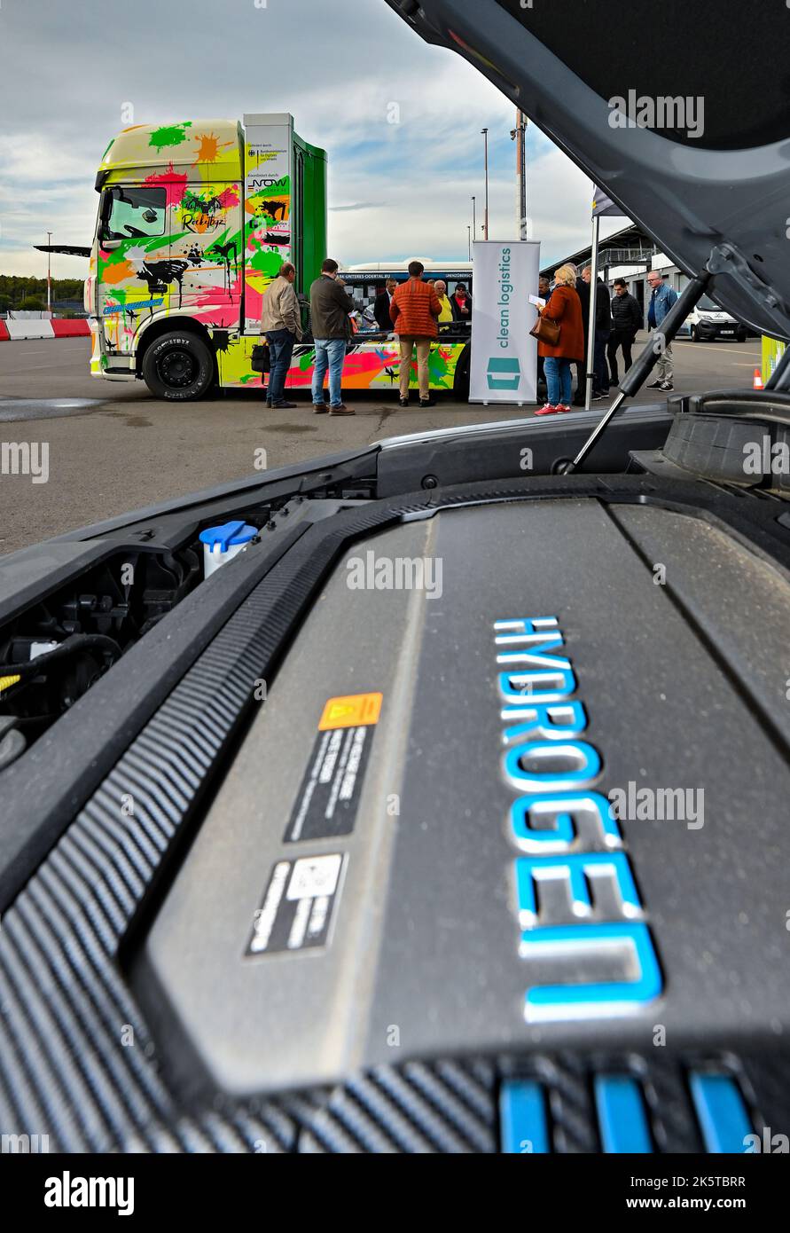 10 octobre 2022, Brandebourg, Klettwitz: Un camion avec la pile à combustible peut être vu à la Dekra Lausitzring. Avec le bus à hydrogène ainsi que le fabricant de camions Clean Logistics, la Chambre d'industrie et de commerce de Cottbus (IHK), Steinbock Energie, Terravent Investments et la société de transition énergétique GP Joule, Il a été démontré le même jour au Lausitzring comment 100 pour cent de la mobilité verte de l'hydrogène est déjà possible aujourd'hui. Près de 50 invités des compagnies d'expédition de fret et de logistique, des opérateurs de transport et des politiciens locaux ont profité de l'occasion pour apprendre à connaître l'hydroge Banque D'Images 10 octobre 2022, Brandebourg, Klettwitz: Un camion avec la pile à combustible peut être vu à la Dekra Lausitzring. Avec le bus à hydrogène ainsi que le fabricant de camions Clean Logistics, la Chambre d'industrie et de commerce de Cottbus (IHK), Steinbock Energie, Terravent Investments et la société de transition énergétique GP Joule, Il a été démontré le même jour au Lausitzring comment 100 pour cent de la mobilité verte de l'hydrogène est déjà possible aujourd'hui. Près de 50 invités des compagnies d'expédition de fret et de logistique, des opérateurs de transport et des politiciens locaux ont profité de l'occasion pour apprendre à connaître l'hydroge Banque D'Images
