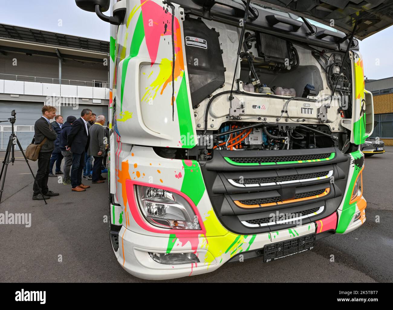 10 octobre 2022, Brandebourg, Klettwitz: Un camion avec la pile à combustible peut être vu à la Dekra Lausitzring. Avec le bus à hydrogène ainsi que le fabricant de camions Clean Logistics, la Chambre d'industrie et de commerce de Cottbus (IHK), Steinbock Energie, Terravent Investments et la société de transition énergétique GP Joule, Il a été démontré le même jour au Lausitzring comment 100 pour cent de la mobilité verte de l'hydrogène est déjà possible aujourd'hui. Près de 50 invités des compagnies d'expédition de fret et de logistique, des opérateurs de transport et des politiciens locaux ont profité de l'occasion pour apprendre à connaître l'hydroge Banque D'Images 10 octobre 2022, Brandebourg, Klettwitz: Un camion avec la pile à combustible peut être vu à la Dekra Lausitzring. Avec le bus à hydrogène ainsi que le fabricant de camions Clean Logistics, la Chambre d'industrie et de commerce de Cottbus (IHK), Steinbock Energie, Terravent Investments et la société de transition énergétique GP Joule, Il a été démontré le même jour au Lausitzring comment 100 pour cent de la mobilité verte de l'hydrogène est déjà possible aujourd'hui. Près de 50 invités des compagnies d'expédition de fret et de logistique, des opérateurs de transport et des politiciens locaux ont profité de l'occasion pour apprendre à connaître l'hydroge Banque D'Images