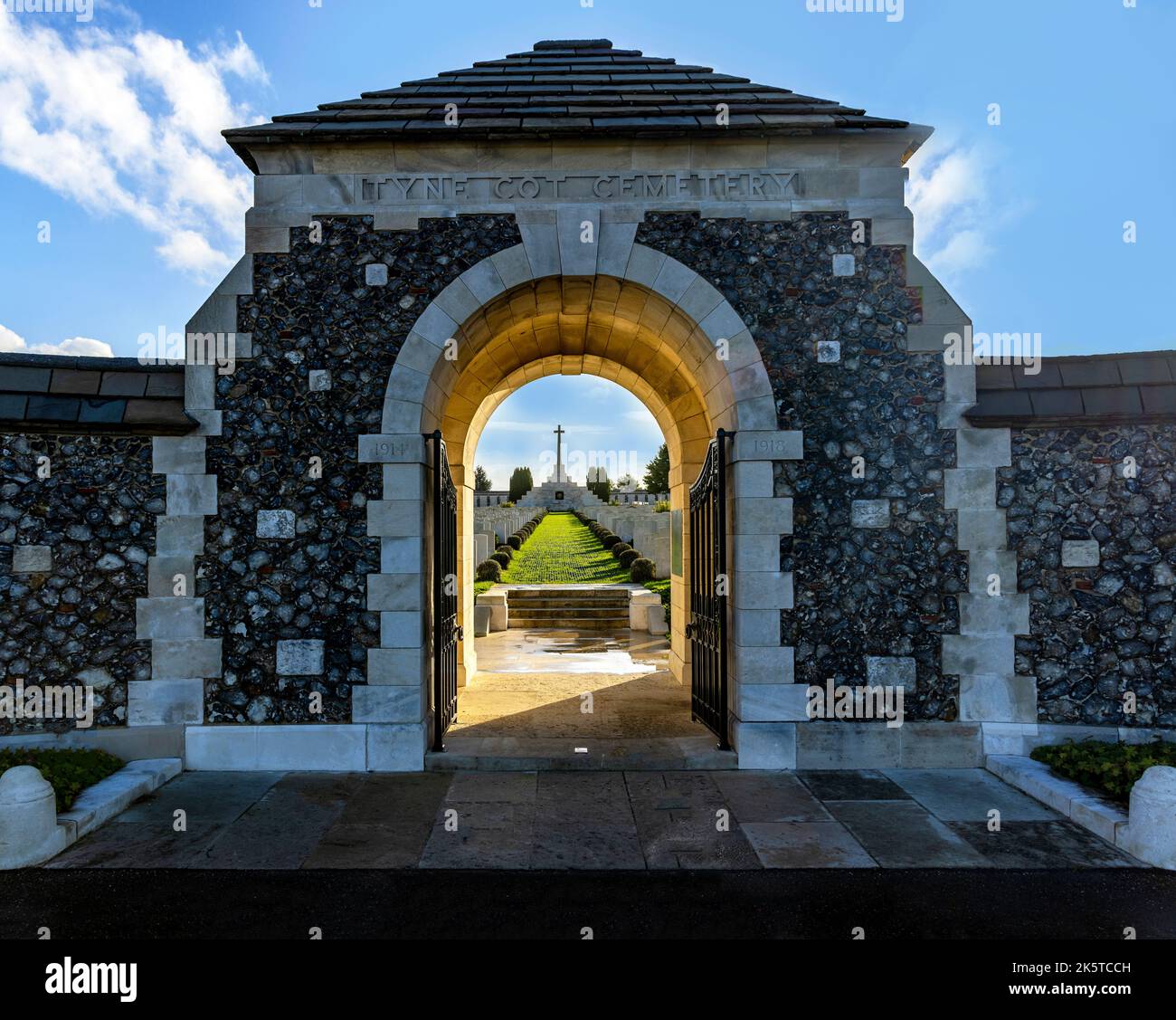 Entrée du cimetière de Tyne Cot avec 'Croix du sacrifice' pour les morts de la première Guerre mondiale, Passendale, Flandre Occidentale, Belgique. Banque D'Images Entrée du cimetière de Tyne Cot avec 'Croix du sacrifice' pour les morts de la première Guerre mondiale, Passendale, Flandre Occidentale, Belgique. Banque D'Images