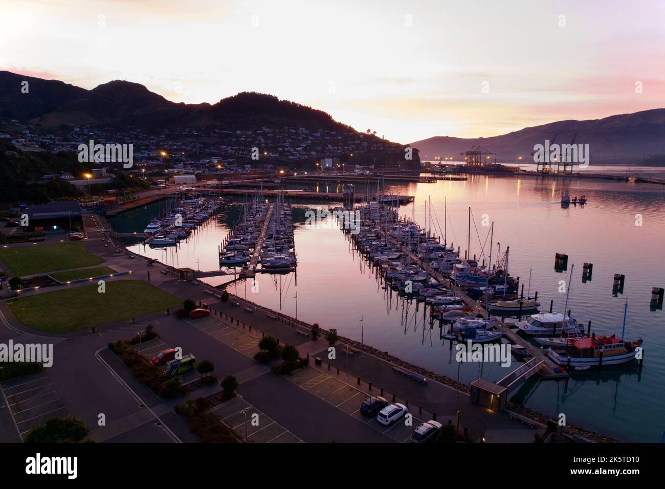 Une belle vue sur le lever du soleil à Lyttelton Marina plein de bateaux en Nouvelle-Zélande Banque D'Images