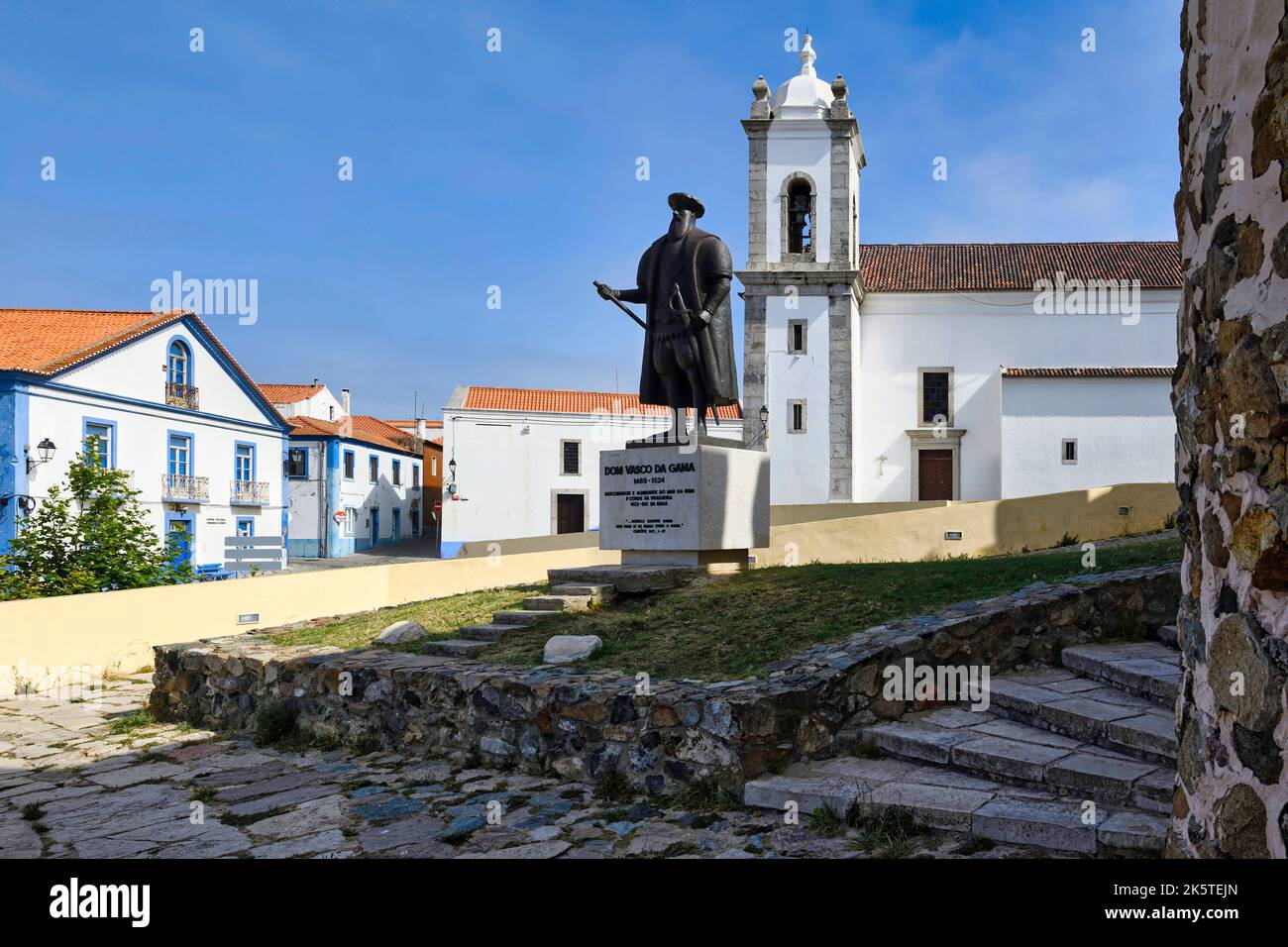 Statue de Vasco da Gama devant l'église Saint Salvador, Sines, Alentejo, Portugal Banque D'Images