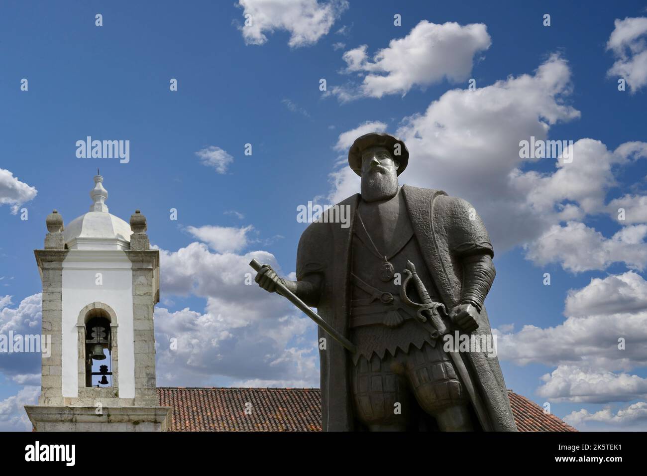 Statue de Vasco da Gama devant l'église Saint Salvador, Sines, Alentejo, Portugal Banque D'Images