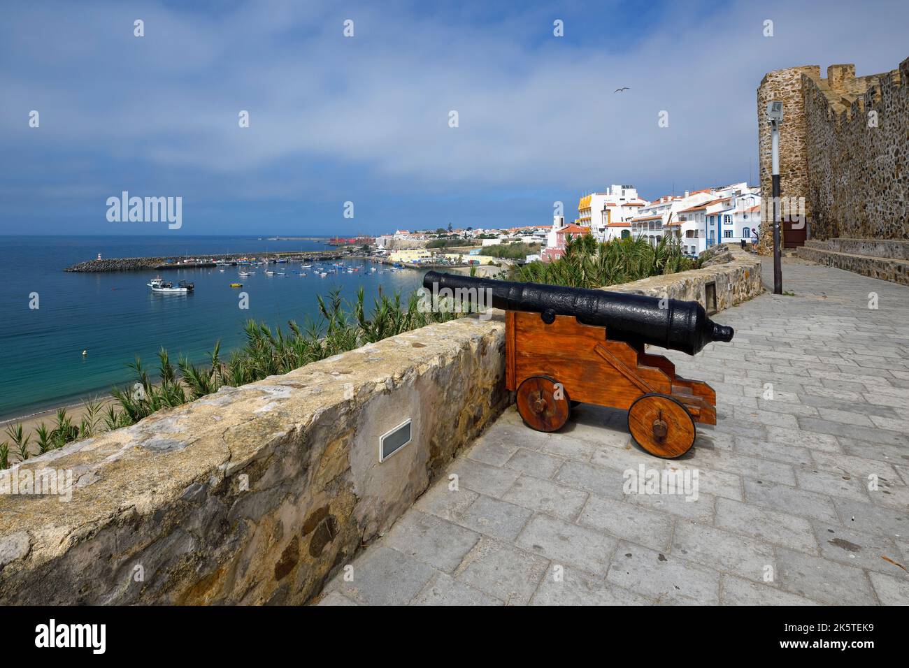 Canons de forteresse pointant vers le port, Sines, Alentejo, Portugal Banque D'Images