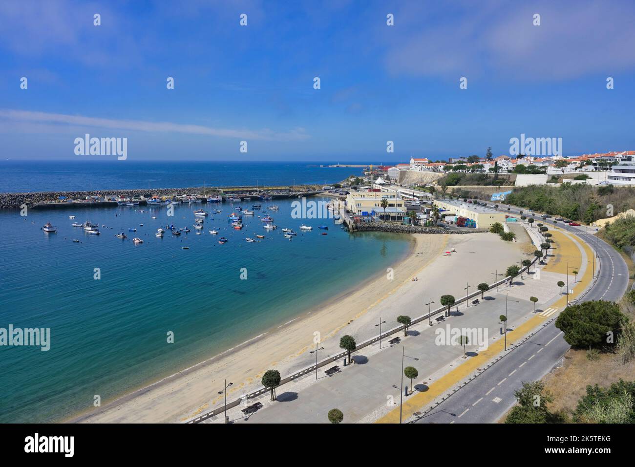 Vue sur le port et la plage, Sines, Alentejo, Portugal Banque D'Images