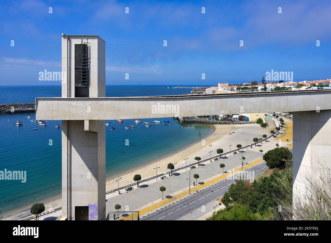 Ascenseur surplombant la plage et le port, Sines, Alentejo, Portugal Banque D'Images