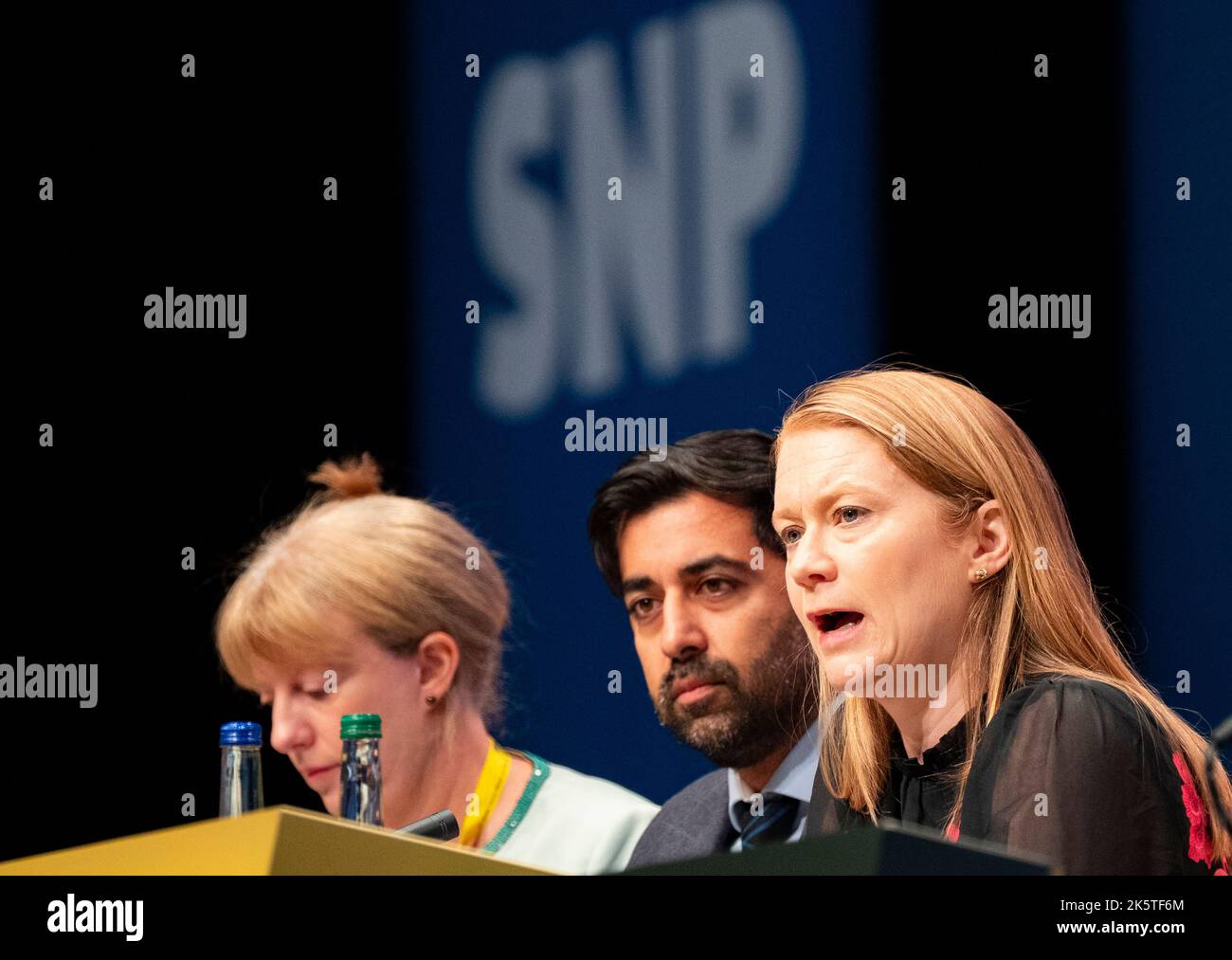 Aberdeen, Écosse, Royaume-Uni. 10th octobre 2022. Shona Robison MSP, secrétaire du Cabinet pour la justice sociale, le logement et les gouvernements locaux (L), Humza Yousaf MSP, secrétaire du Cabinet pour la santé et les soins sociaux (C) et Shirley-Anne Somerville MSP, Secrétaire du Cabinet chargé de l'éducation et des compétences (R) lors de la session du Groupe d'experts sur la prestation dans le gouvernement lors de la Conférence du Parti national écossais le troisième jour à Aberdeen, en Écosse. En raison de la pandémie de Covid cette année est la première fois que les membres du Parti national écossais se rencontrent pour une conférence depuis octobre 2019. Iain Masterton/Alay Live News Banque D'Images