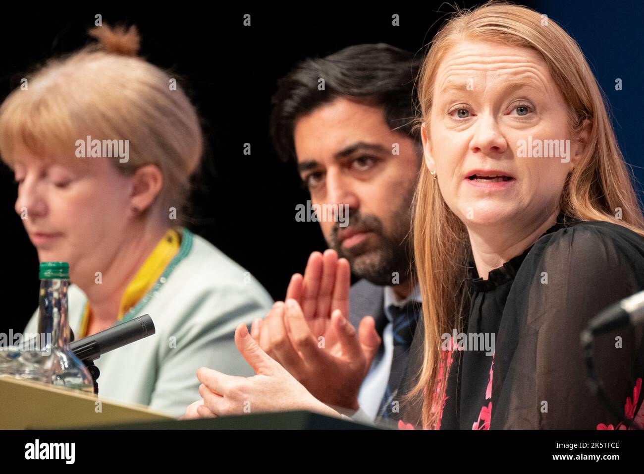 Aberdeen, Écosse, Royaume-Uni. 10th octobre 2022. Shona Robison MSP, secrétaire du Cabinet pour la justice sociale, le logement et les gouvernements locaux (L), Humza Yousaf MSP, secrétaire du Cabinet pour la santé et les soins sociaux (C) et Shirley-Anne Somerville MSP, Secrétaire du Cabinet chargé de l'éducation et des compétences (R) lors de la session du Groupe d'experts sur la prestation dans le gouvernement lors de la Conférence du Parti national écossais le troisième jour à Aberdeen, en Écosse. En raison de la pandémie de Covid cette année est la première fois que les membres du Parti national écossais se rencontrent pour une conférence depuis octobre 2019. Iain Masterton/Alay Live News Banque D'Images