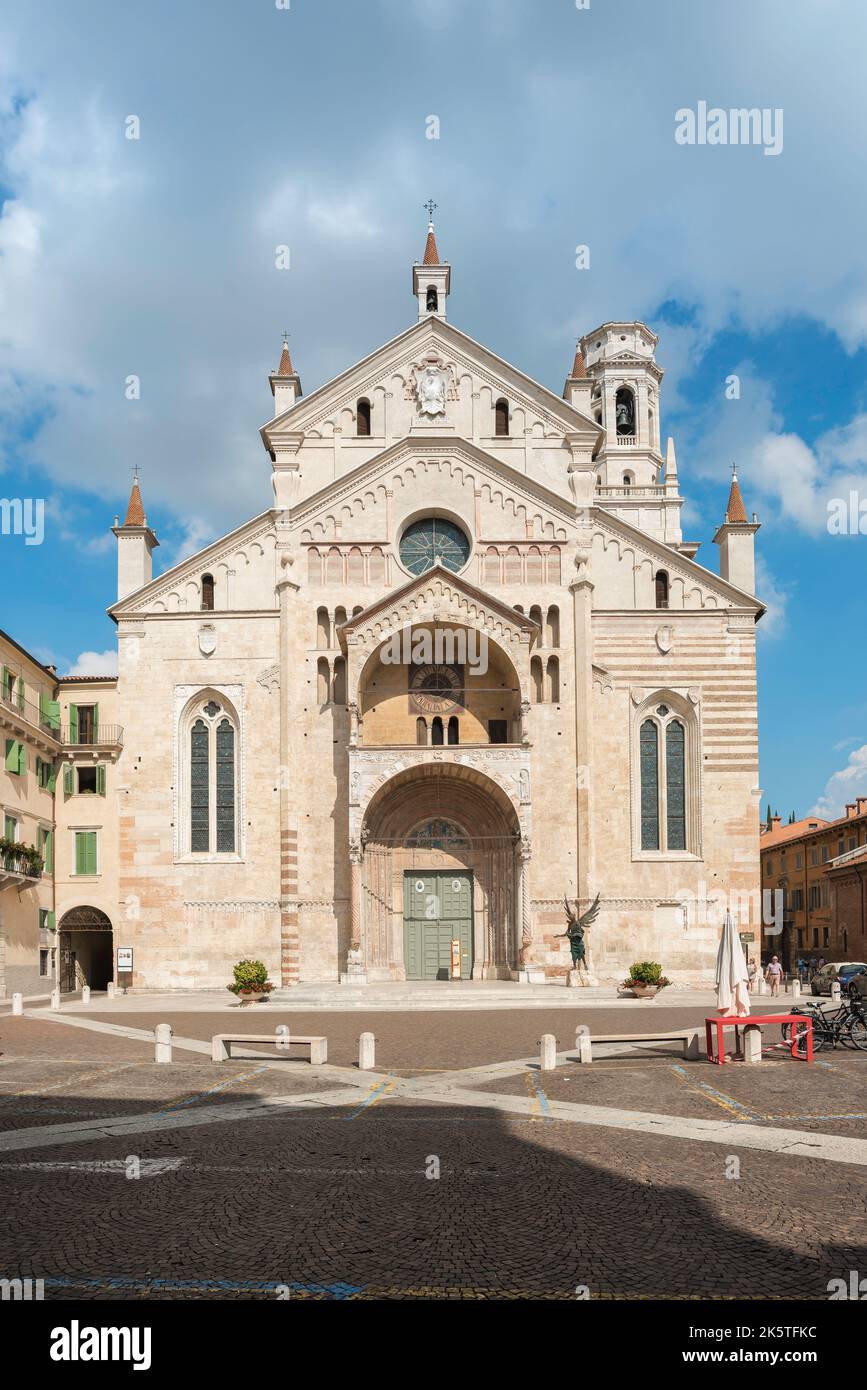Cathédrale de Vérone, vue en été sur la Piazza Duomo vers la façade ouest de la cathédrale - la cathédrale Santa Maria Matricolare, Vérone, Italie Banque D'Images