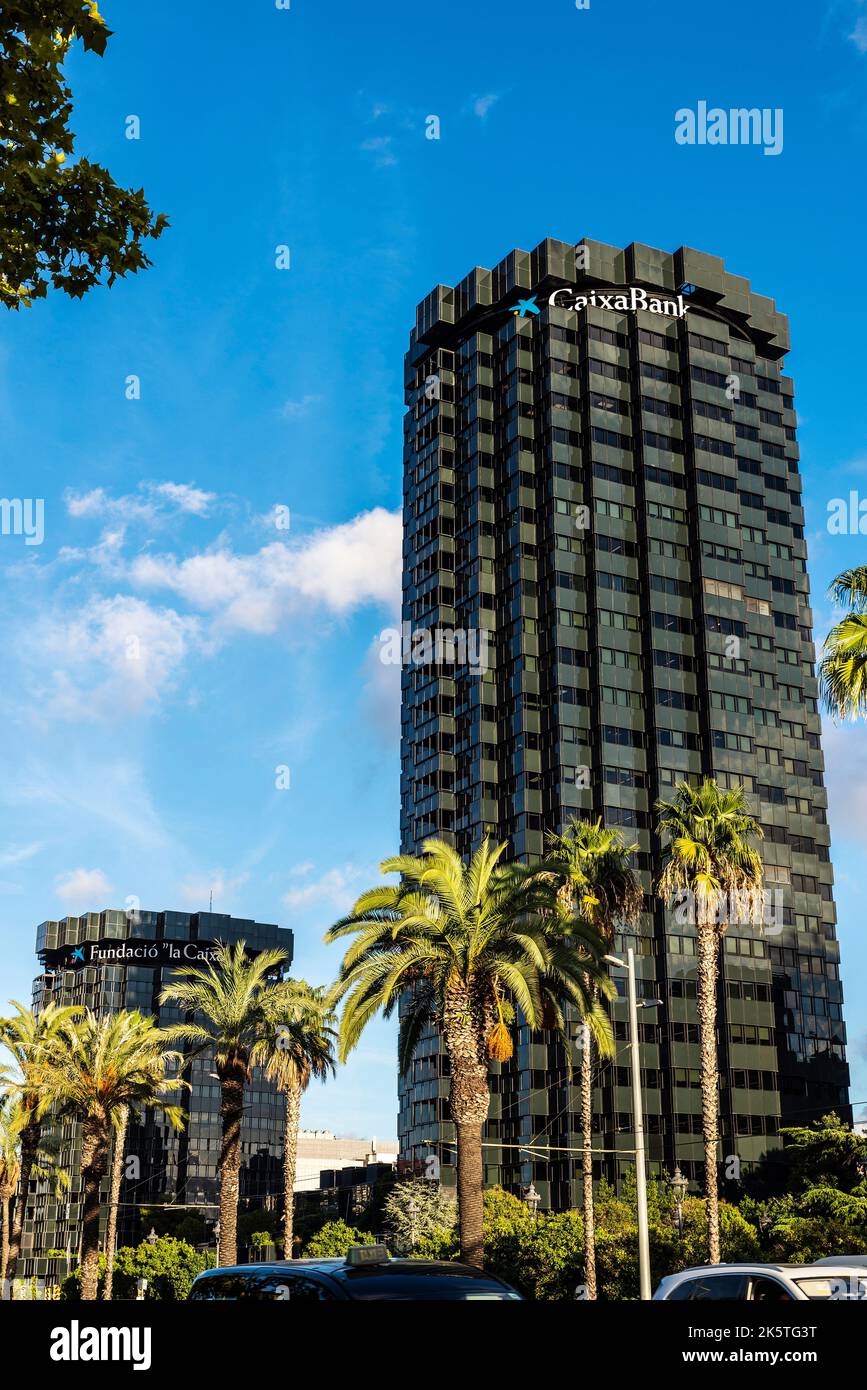 Barcelone, Espagne - 3 octobre 2022 : façade et logo sur le siège de la banque CaixaBank et la Fondation la Caixa, avenue Diagonal, Barcelone Banque D'Images