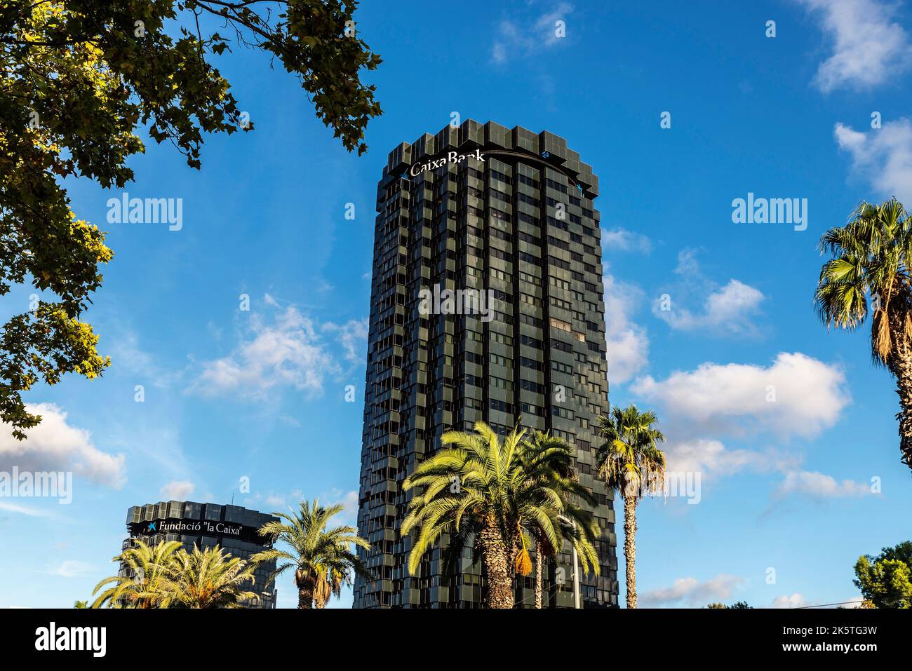 Barcelone, Espagne - 3 octobre 2022 : façade et logo sur le siège de la banque CaixaBank et la Fondation la Caixa, avenue Diagonal, Barcelone Banque D'Images