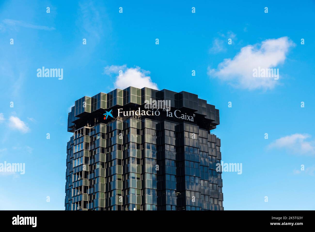 Barcelone, Espagne - 3 octobre 2022 : façade et logo sur le siège de la Fondation la Caixa, avenue Diagonal, Barcelone, Catalogne, Espagne Banque D'Images