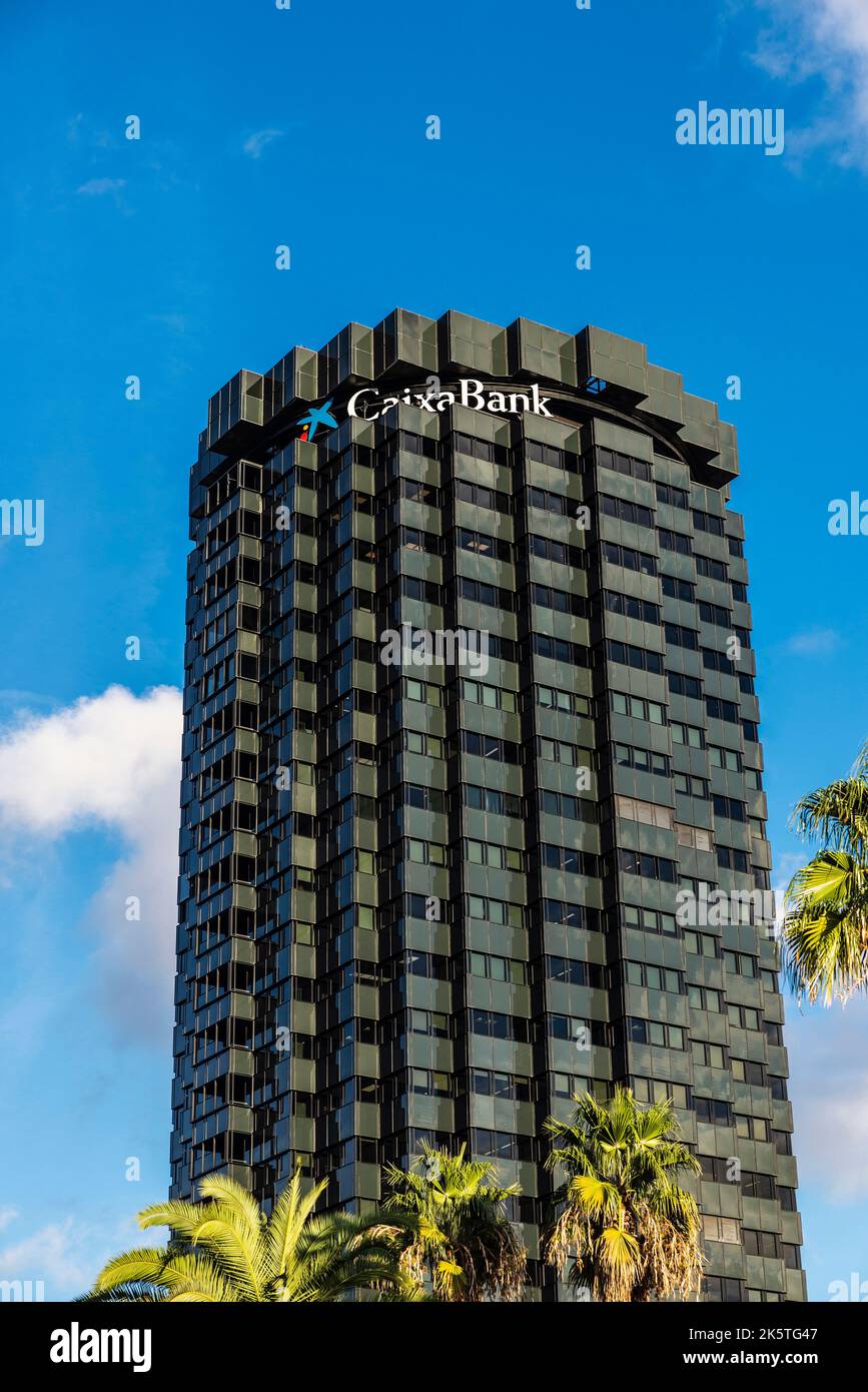 Barcelone, Espagne - 3 octobre 2022 : façade et logo sur le siège de la CaixaBank ou de la Caixa, avenue Diagonal, Barcelone, Catalogne, SP Banque D'Images