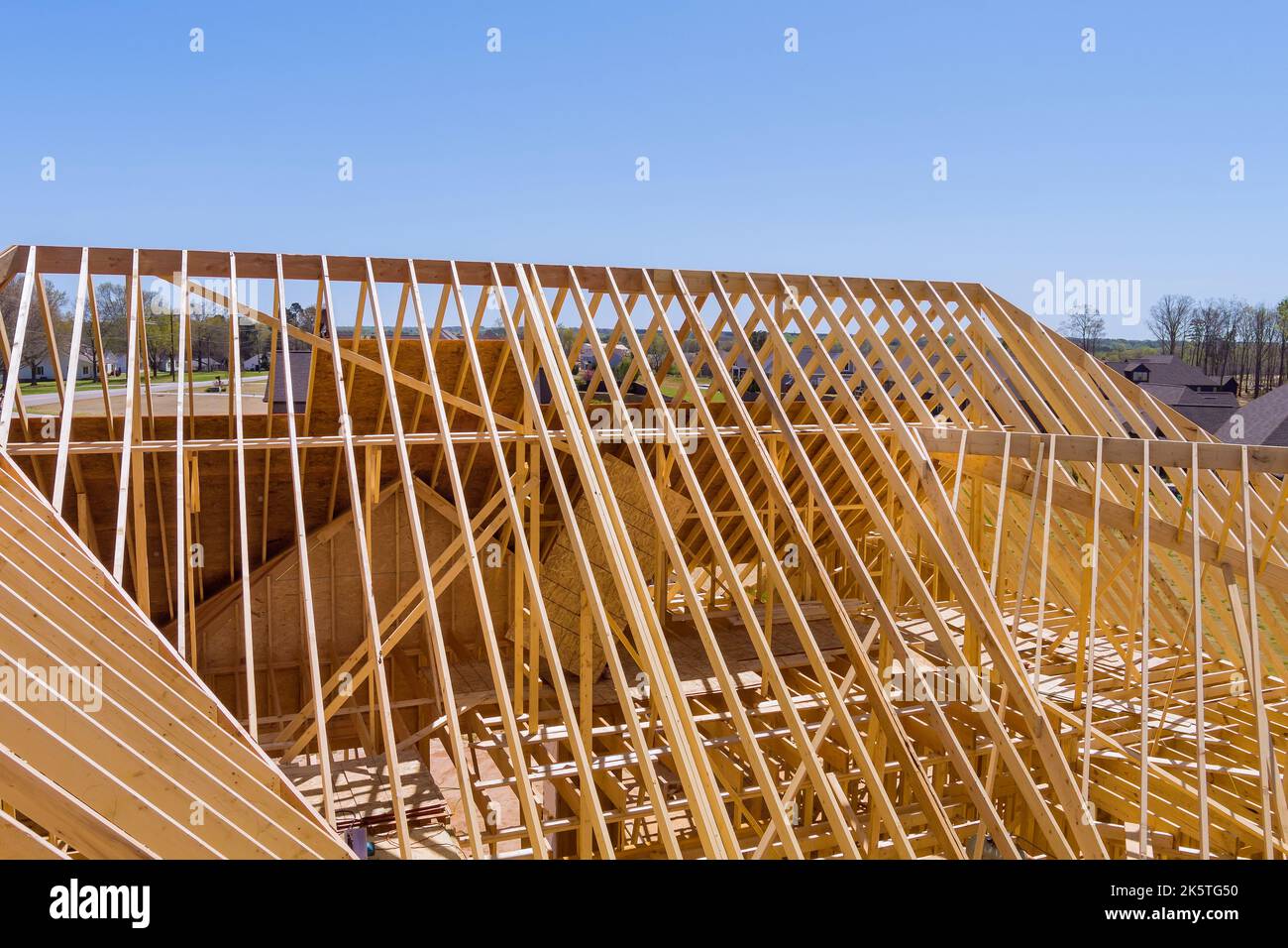 Une vue sur les poutres de système de treillis de toiture et de cadre en bois maison nouvellement construite alors qu'il est encore en construction Banque D'Images