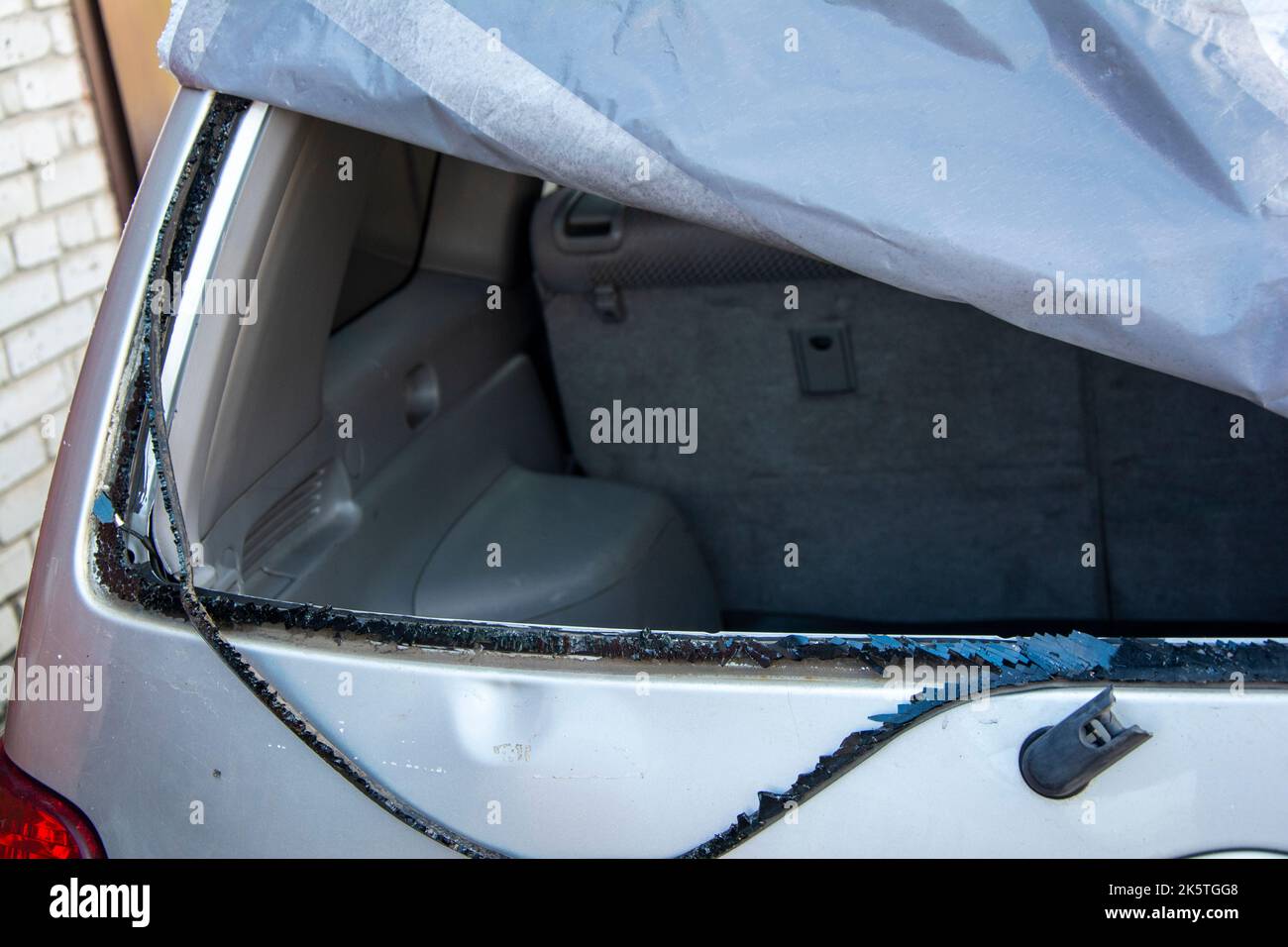 vitre arrière cassée de la voiture. les restes de verre de voiture dans la fenêtre Banque D'Images