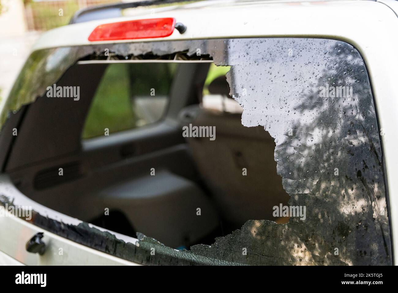 vitre arrière cassée de la voiture. les restes de verre de voiture dans la fenêtre Banque D'Images