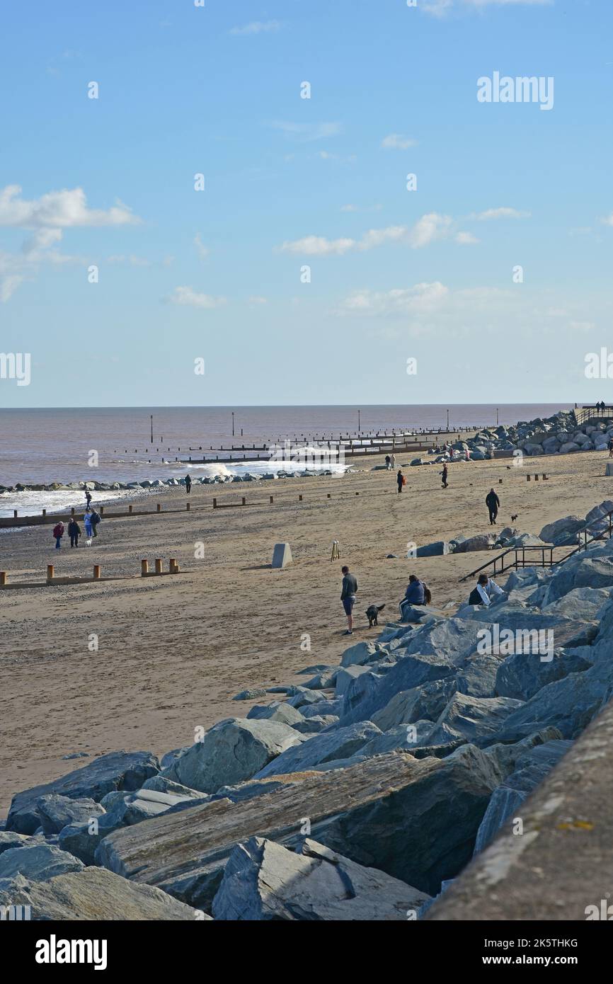 Les gens sur la plage, Withhernsea, East Yorkshire, Sunny, automne, Banque D'Images