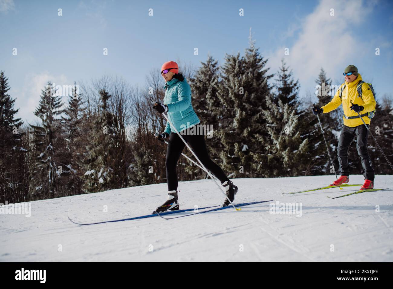 Couple senior ski en plein milieu de la forêt Banque D'Images