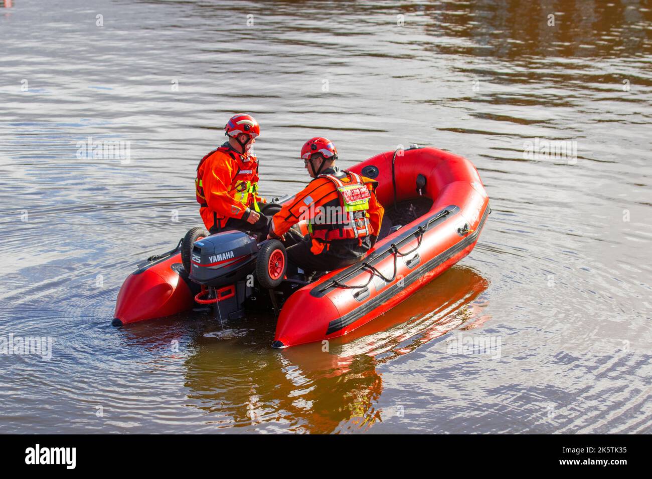 Preston, Lancashire. Météo au Royaume-Uni 10 octobre 2022. Belles conditions ensoleillées et calmes pour les services d'eau d'incendie et de secours de Preston. Les scénarios d'exercices sur les terrains d'incendie, l'équipe de secours d'urgence et le service des pompiers effectuent un sauvetage rapide de l'eau. Formation à la sécurité de l'eau et techniques de sauvetage de l'eau en utilisant LE BATEAU-côte ZODIAC MILPRO. Le bateau d'intervention d'urgence Zodiac Milpro ERB est utilisé par de nombreuses brigades de pompiers dans tout le Royaume-Uni, y compris de nombreux services d'incendie basés dans le nord de l'Angleterre. Crédit : MediaWorldImages/AlamyLive News Banque D'Images