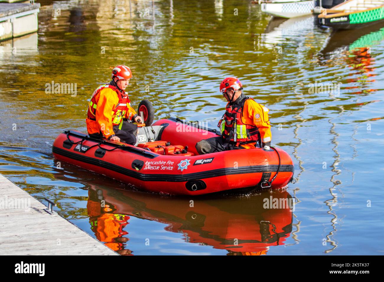 Preston, Lancashire. Météo au Royaume-Uni 10 octobre 2022. Belles conditions ensoleillées et calmes pour les services d'eau d'incendie et de secours de Preston. Les scénarios d'exercices sur les terrains d'incendie, l'équipe de secours d'urgence et le service des pompiers effectuent un sauvetage rapide de l'eau. Formation à la sécurité de l'eau et techniques de sauvetage de l'eau en utilisant LE BATEAU-côte ZODIAC MILPRO. Le bateau d'intervention d'urgence Zodiac Milpro ERB est utilisé par de nombreuses brigades de pompiers dans tout le Royaume-Uni, y compris de nombreux services d'incendie basés dans le nord de l'Angleterre. Crédit : MediaWorldImages/AlamyLive News Banque D'Images
