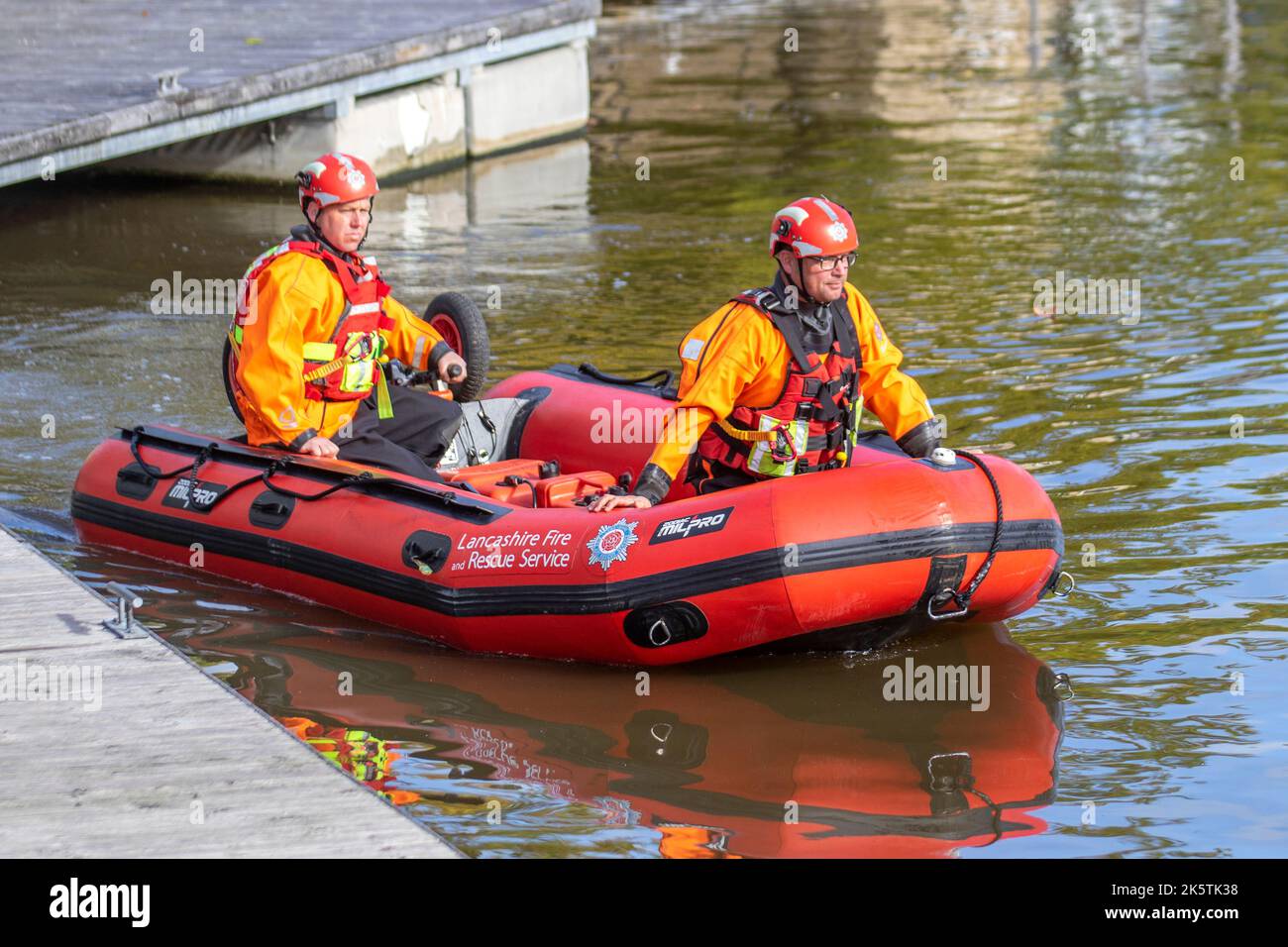 Preston, Lancashire. Météo au Royaume-Uni 10 octobre 2022. Belles conditions ensoleillées et calmes pour les services d'eau d'incendie et de secours de Preston. Les scénarios d'exercices sur les terrains d'incendie, l'équipe de secours d'urgence et le service des pompiers effectuent un sauvetage rapide de l'eau. Formation à la sécurité de l'eau et techniques de sauvetage de l'eau en utilisant LE BATEAU-côte ZODIAC MILPRO. Le bateau d'intervention d'urgence Zodiac Milpro ERB est utilisé par de nombreuses brigades de pompiers dans tout le Royaume-Uni, y compris de nombreux services d'incendie basés dans le nord de l'Angleterre. Crédit : MediaWorldImages/AlamyLive News Banque D'Images