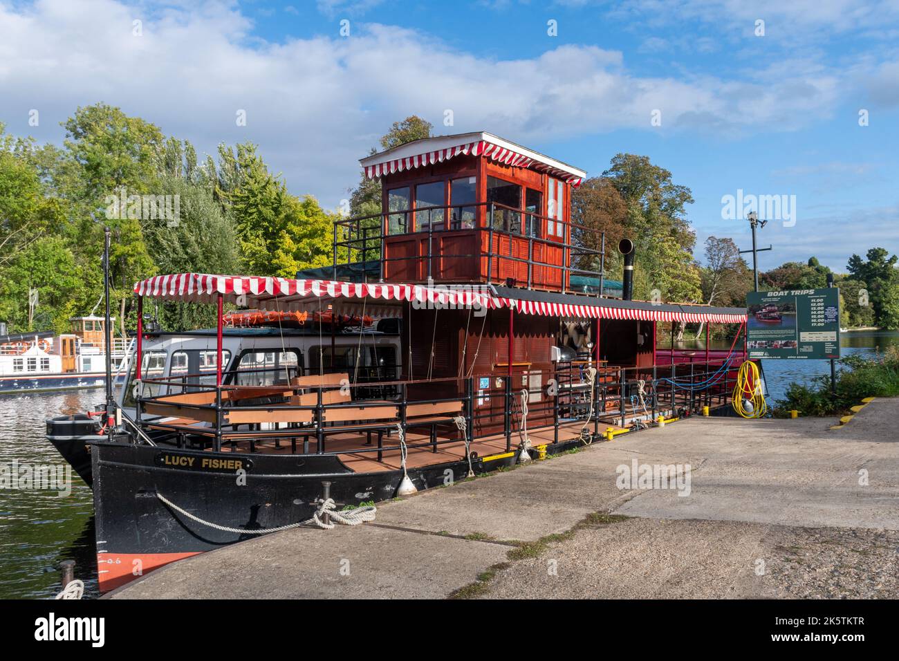 Le bateau à aubes réplique Lucy Fisher sur la Tamise près du Vieux Windsor, qui propose des croisières de plaisance, attraction touristique dans le Surrey, Angleterre, Royaume-Uni Banque D'Images