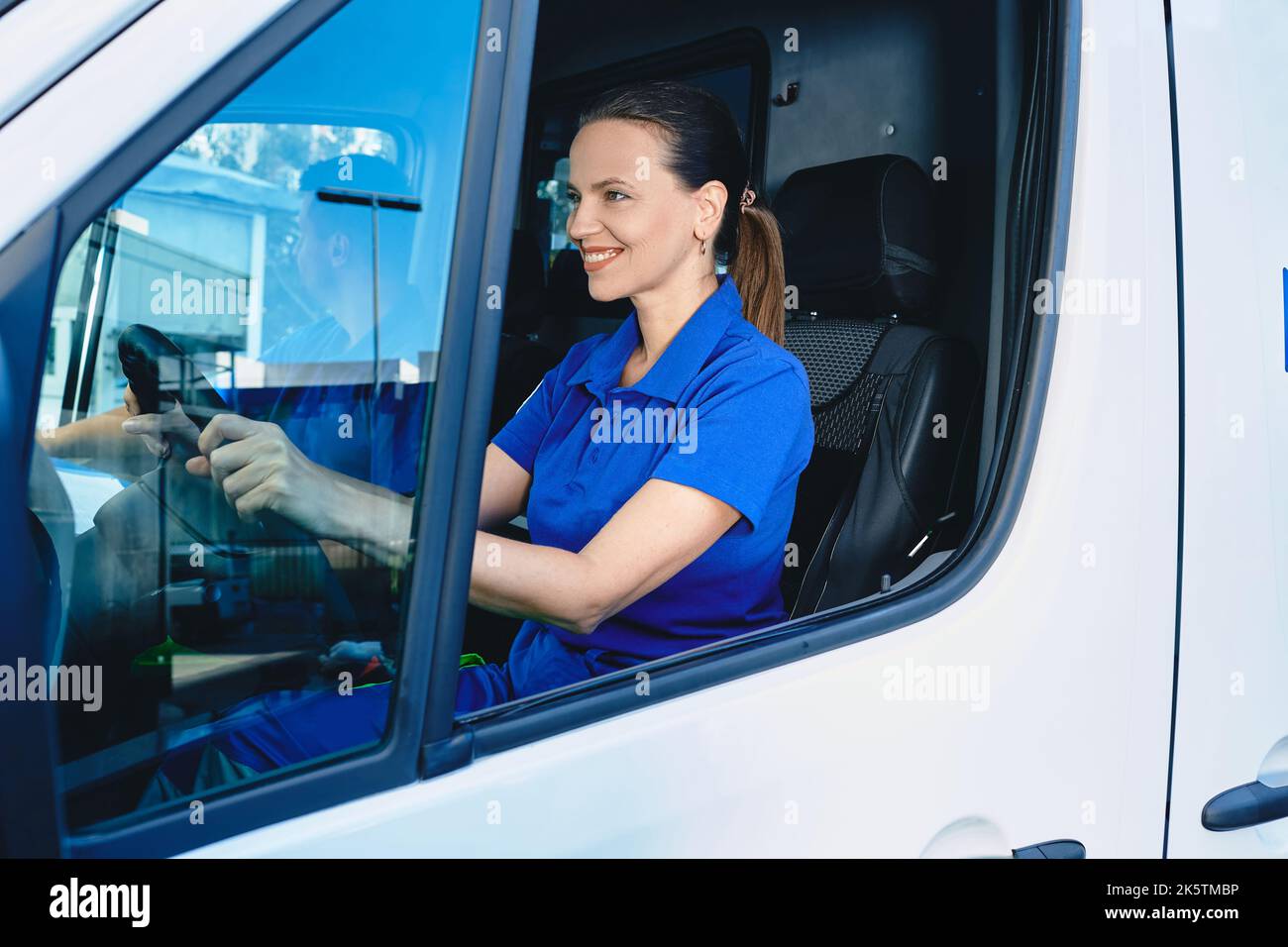 Techniciens médicaux d'urgence. Équipe d'ambulanciers paramédicaux se préparant à partir pour un appel d'urgence en ambulance tout en étant assis à l'intérieur du transport Banque D'Images