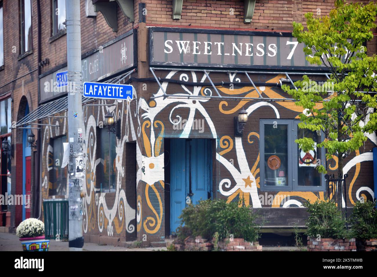 Buffalo, New York, États-Unis. Un café au coin d'un bâtiment historique dans le quartier du centre-ville. Banque D'Images