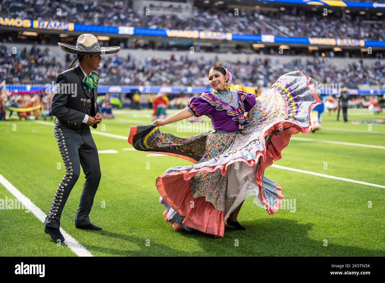 Des danseurs se produisent à mi-temps pour le mois du patrimoine latino-américain lors d'un match NFL entre les Rams de Los Angeles et les Cowboys de Dallas, dimanche, 9 octobre 2022, Banque D'Images