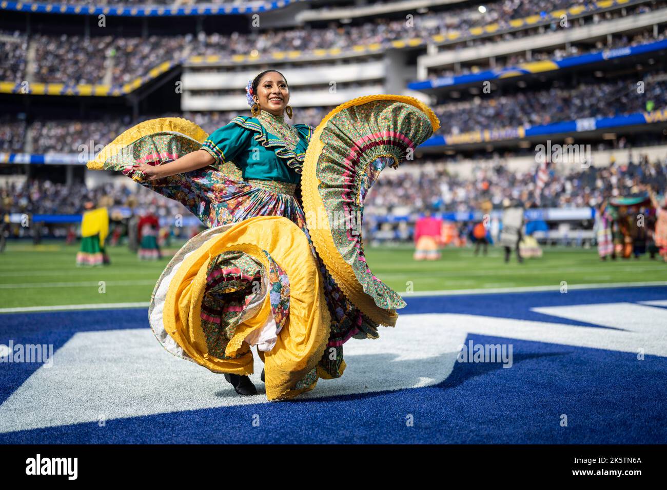 Un danseur se produit à mi-temps pour le mois du patrimoine latino-américain lors d'un match NFL entre les Rams de Los Angeles et les Cowboys de Dallas, dimanche, 9 octobre 2022 Banque D'Images