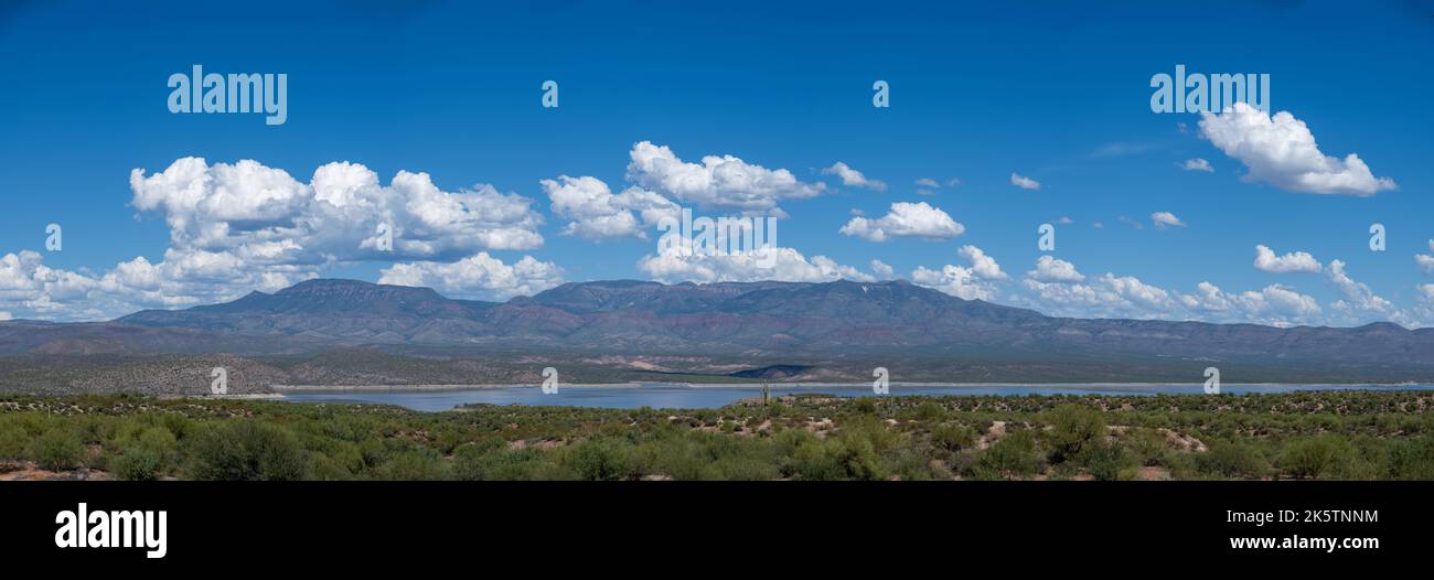 Vue panoramique sur les montagnes dans la forêt nationale de Tonto, Arizona Banque D'Images