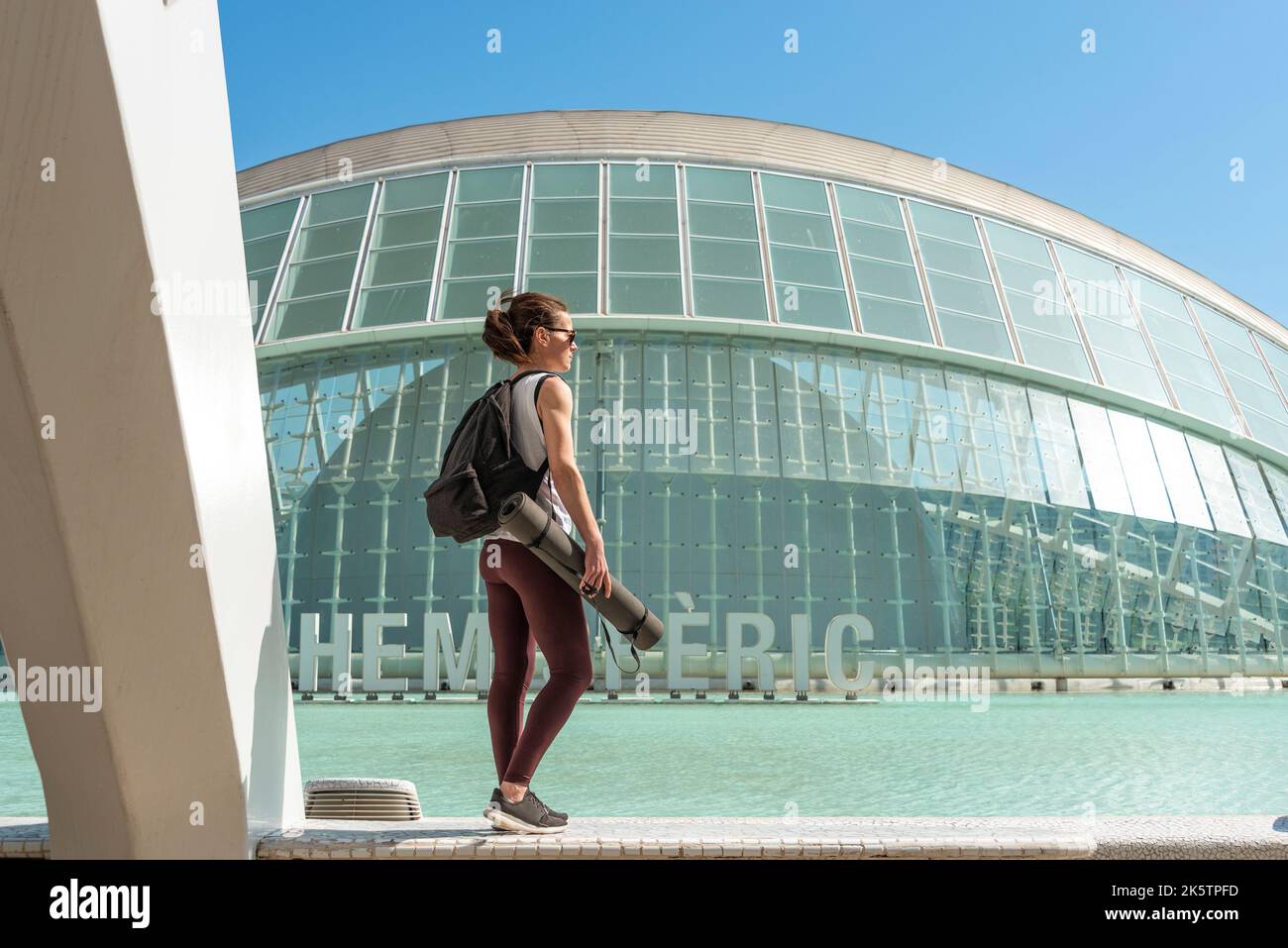 Femme sportive sur le chemin de la salle de sport portant un tapis d'exercice. Valence Espagne Banque D'Images