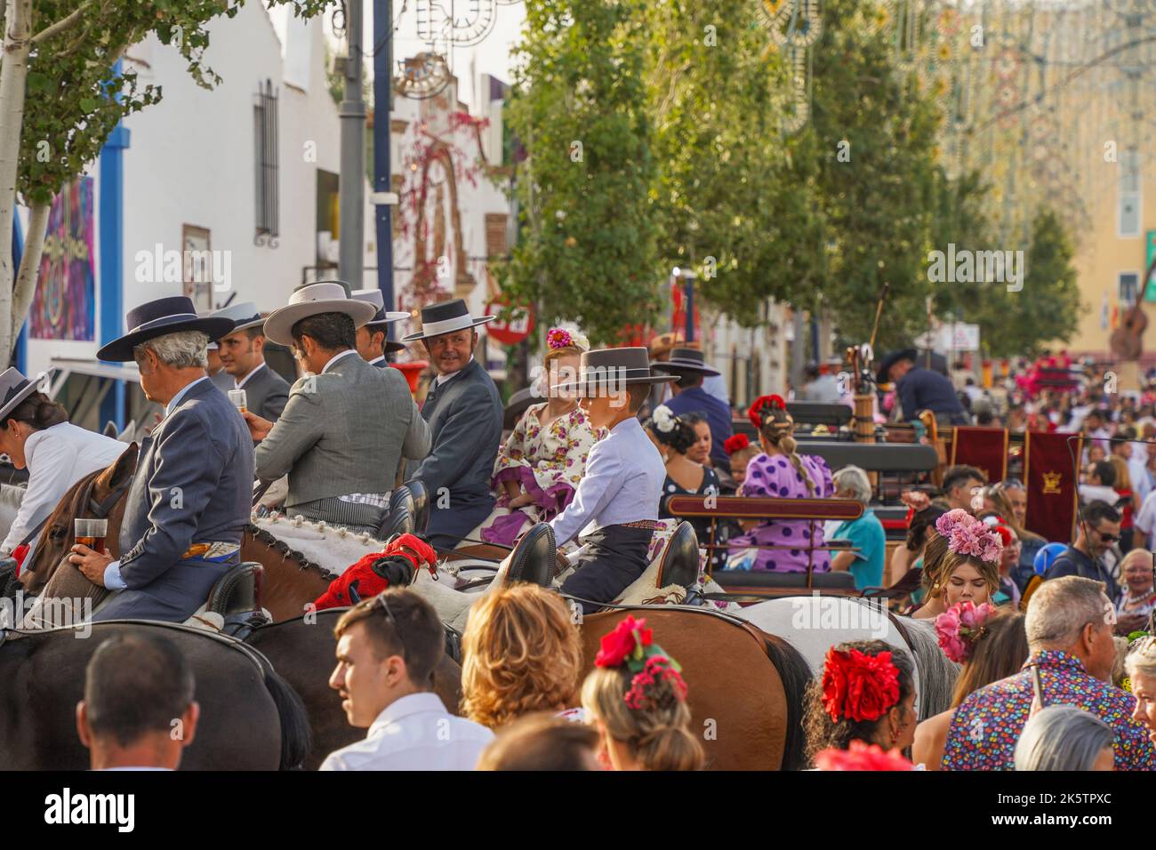 Fête annuelle bondée de la Feria festive à Fuengirola avec des cavaliers et des femmes en robe traditionnelle, Costa del sol, sud de l'Espagne. Banque D'Images