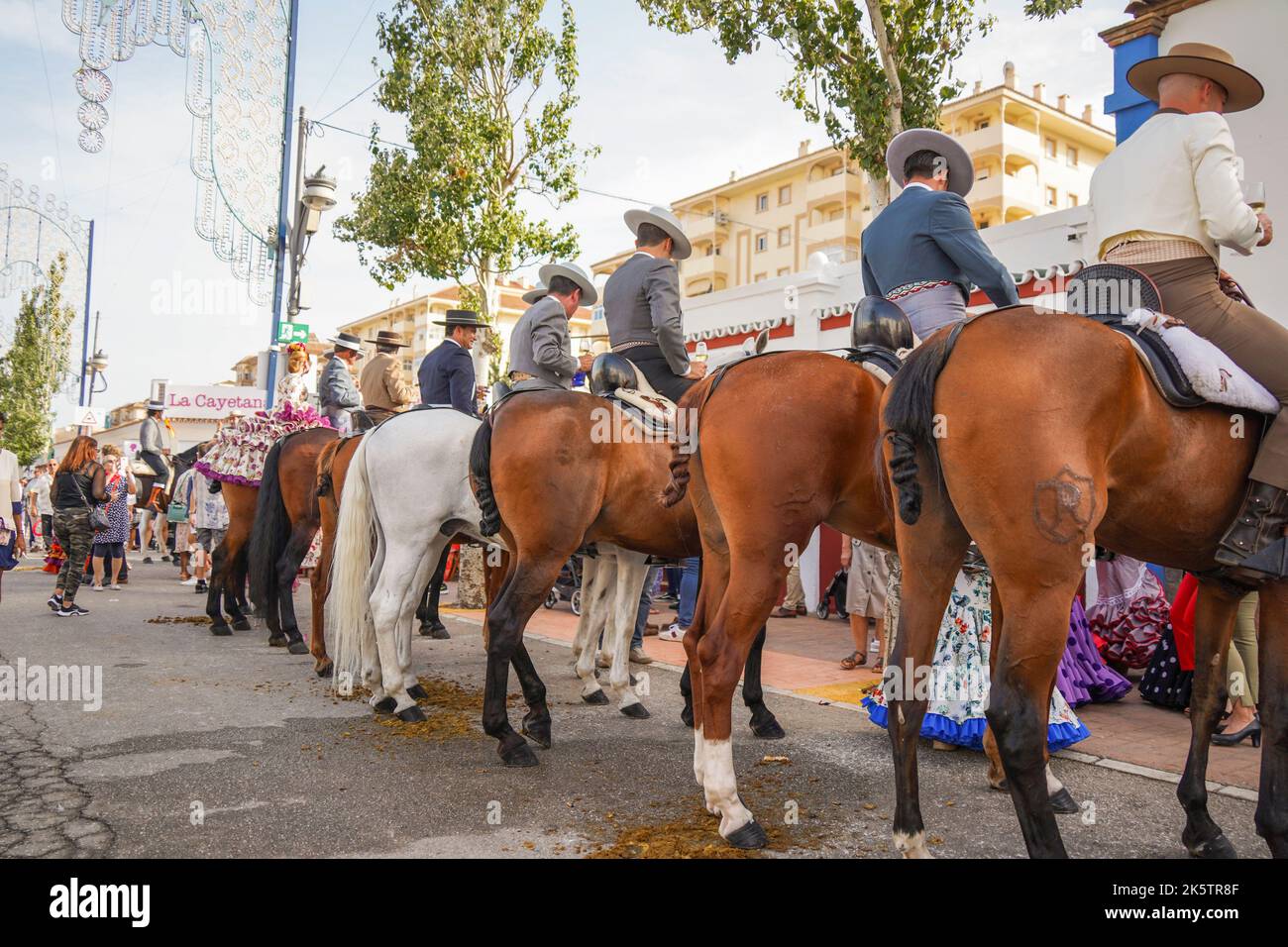 Cavaliers espagnols dans un bar, pendant la foire annuelle, Feria. Fuengirola, Andalousie. Banque D'Images