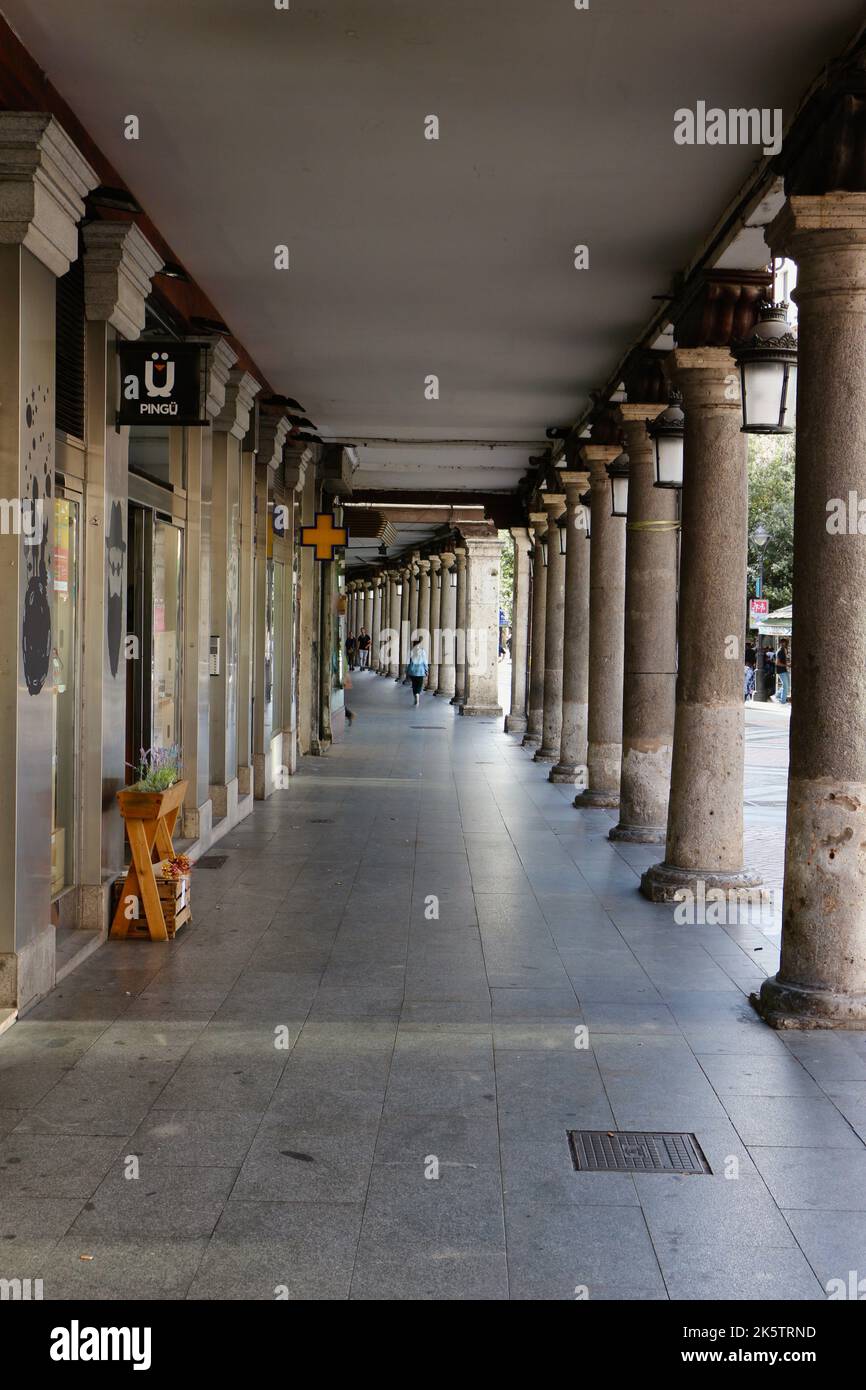 Chaussée couverte avec colonnes de pierre dans le centre-ville de la zone commerçante de Valladolid Castille et Leon Espagne Banque D'Images