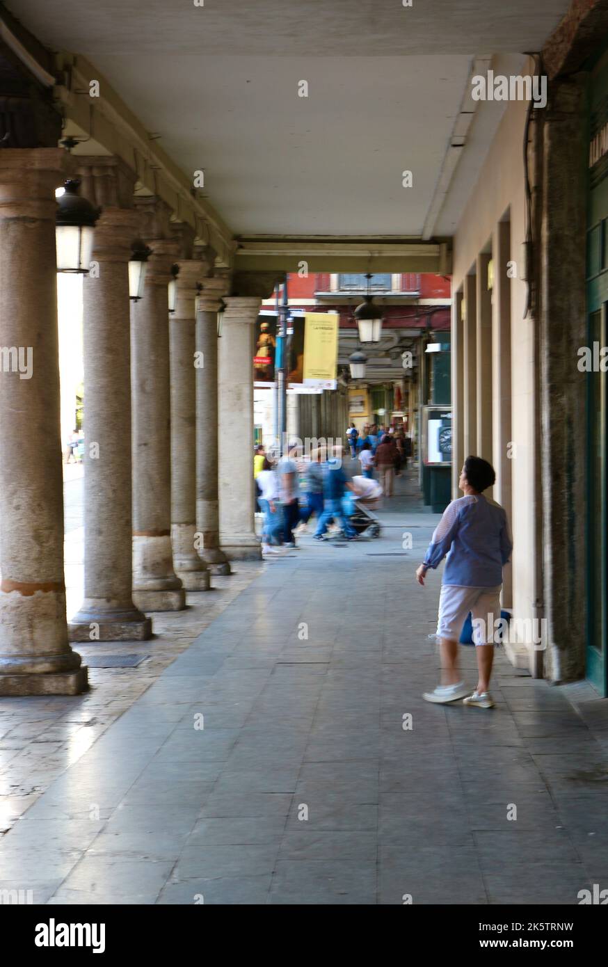 Chaussée couverte avec colonnes de pierre dans le centre-ville de la zone commerçante de Valladolid Castille et Leon Espagne Banque D'Images