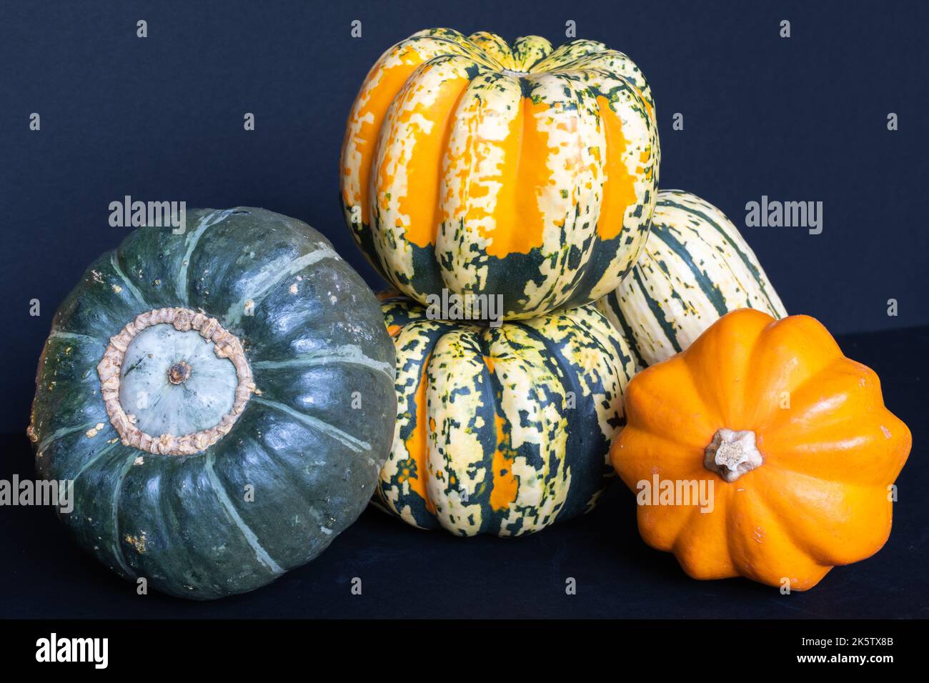 Courge d'hiver colorée du jardin, idéale pour rôtir et servir à la table du dîner. Banque D'Images