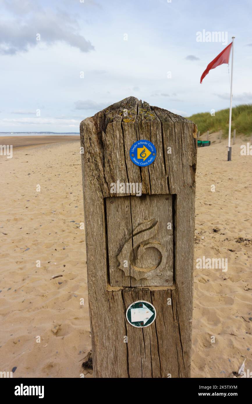 Le Wales Coast Path signe en anglais et en gallois longue distance Trail sur la côte du pays de Galles à Talacre Flintshire Royaume-Uni Banque D'Images