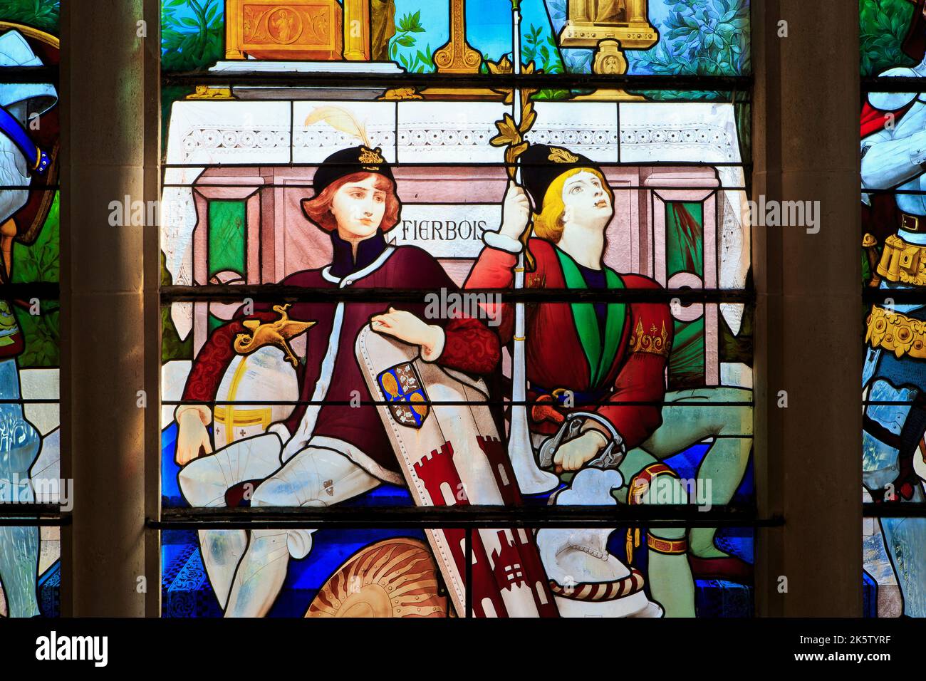 Garçons de deux pages s'occuper des effets de leur noble sur une vitrail à la basilique de Bois-Chenu à Domrémy-la-Pucelle (Vosges), France Banque D'Images
